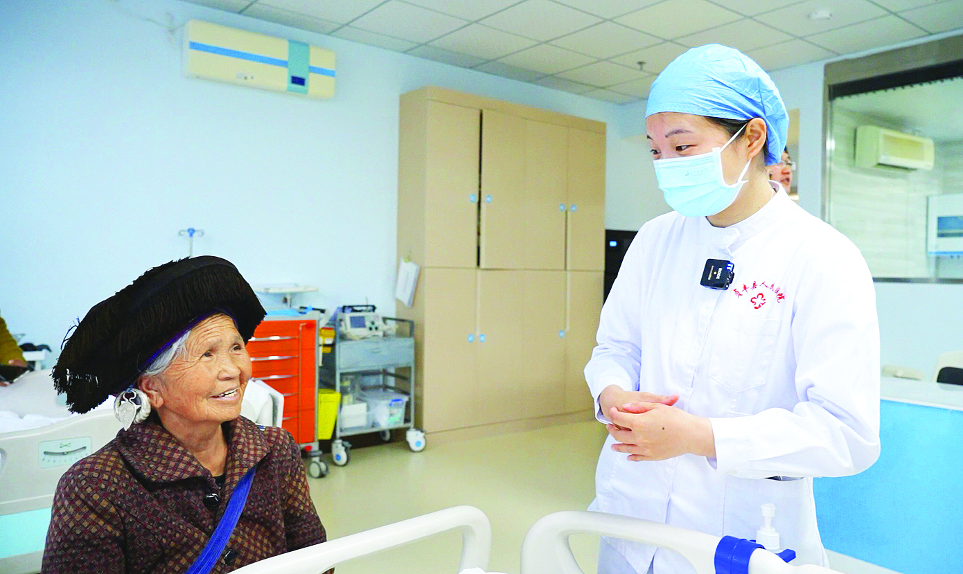     护士与当地患者家属交流。