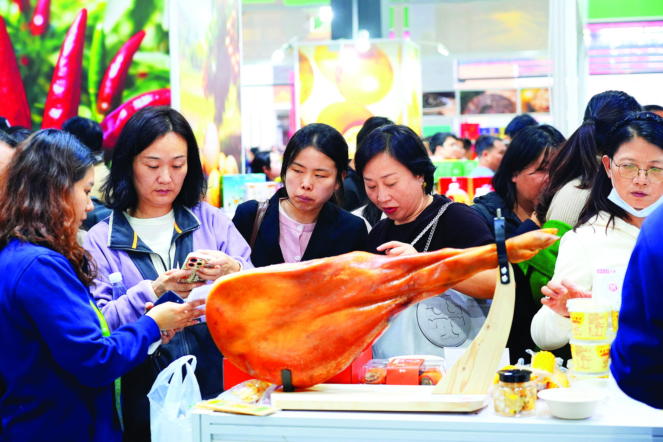     产销对接活动现场，各地特色产品琳琅满目十分诱人。惠州日报记者朱金赞 摄