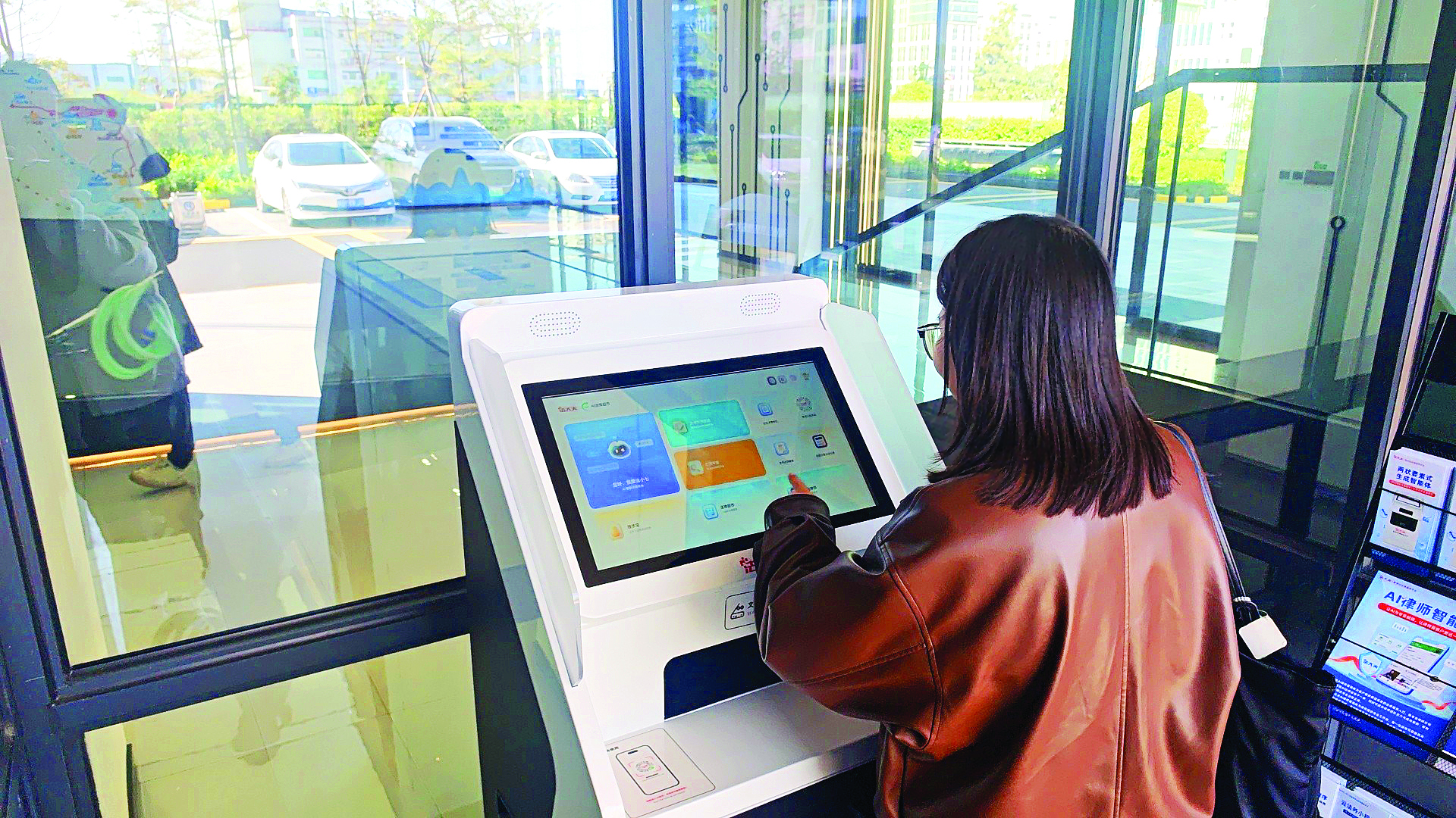     “法大夫”无人律所服务终端系统为园区提供便捷高效的自助法律服务。    惠州日报记者卢泓宇 通讯员练奕 摄