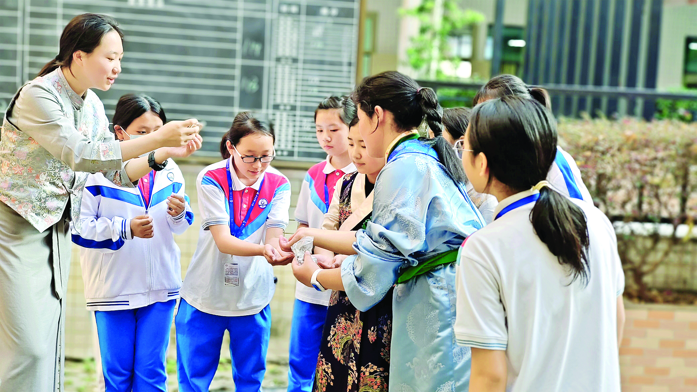     汉藏同学一起撒下格桑花的种子。