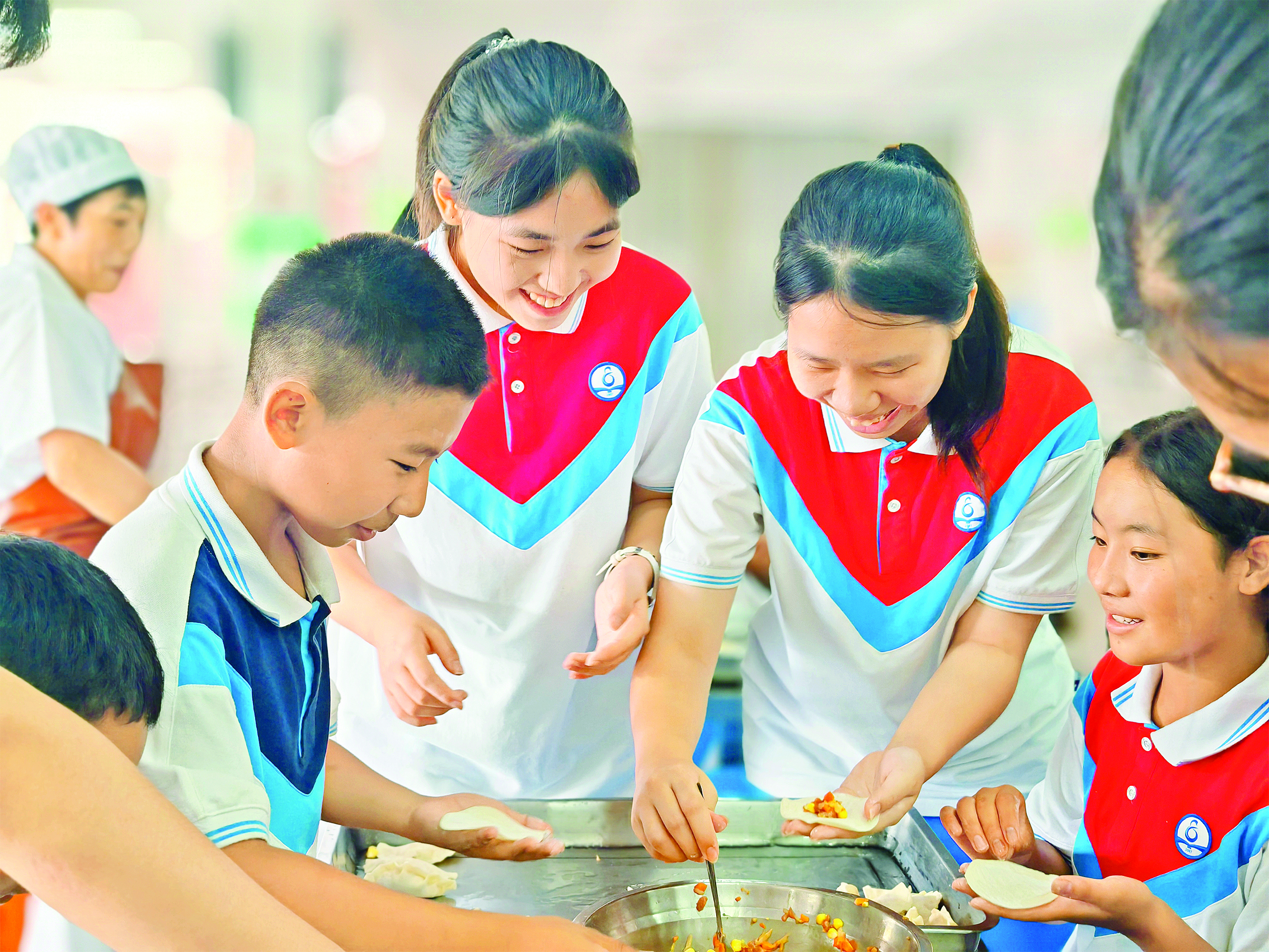     惠州八中的汉藏同学一起包饺子。