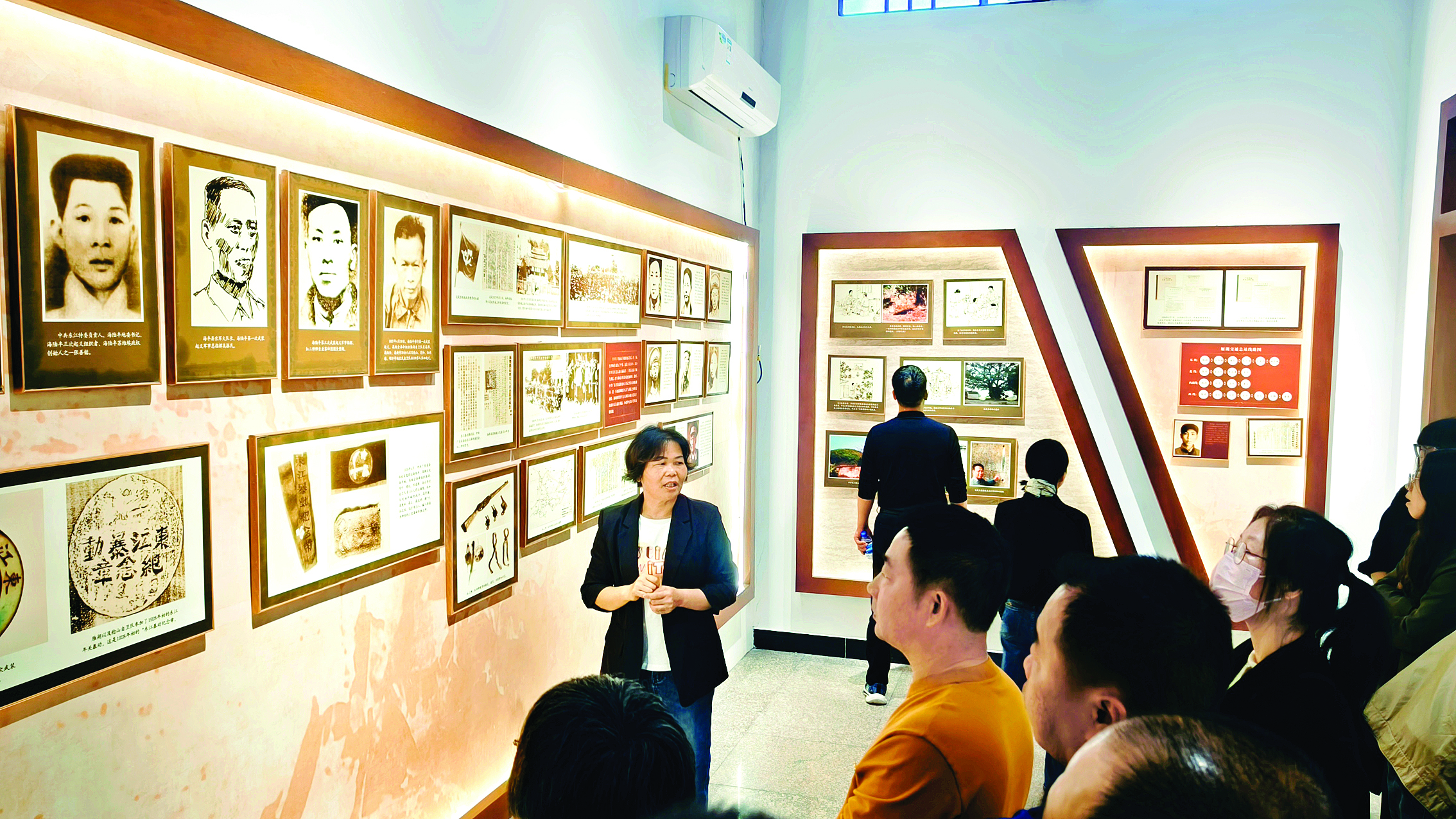     党员走进稔山雁湖革命史馆了解红色历史。图片由惠东县委组织部提供