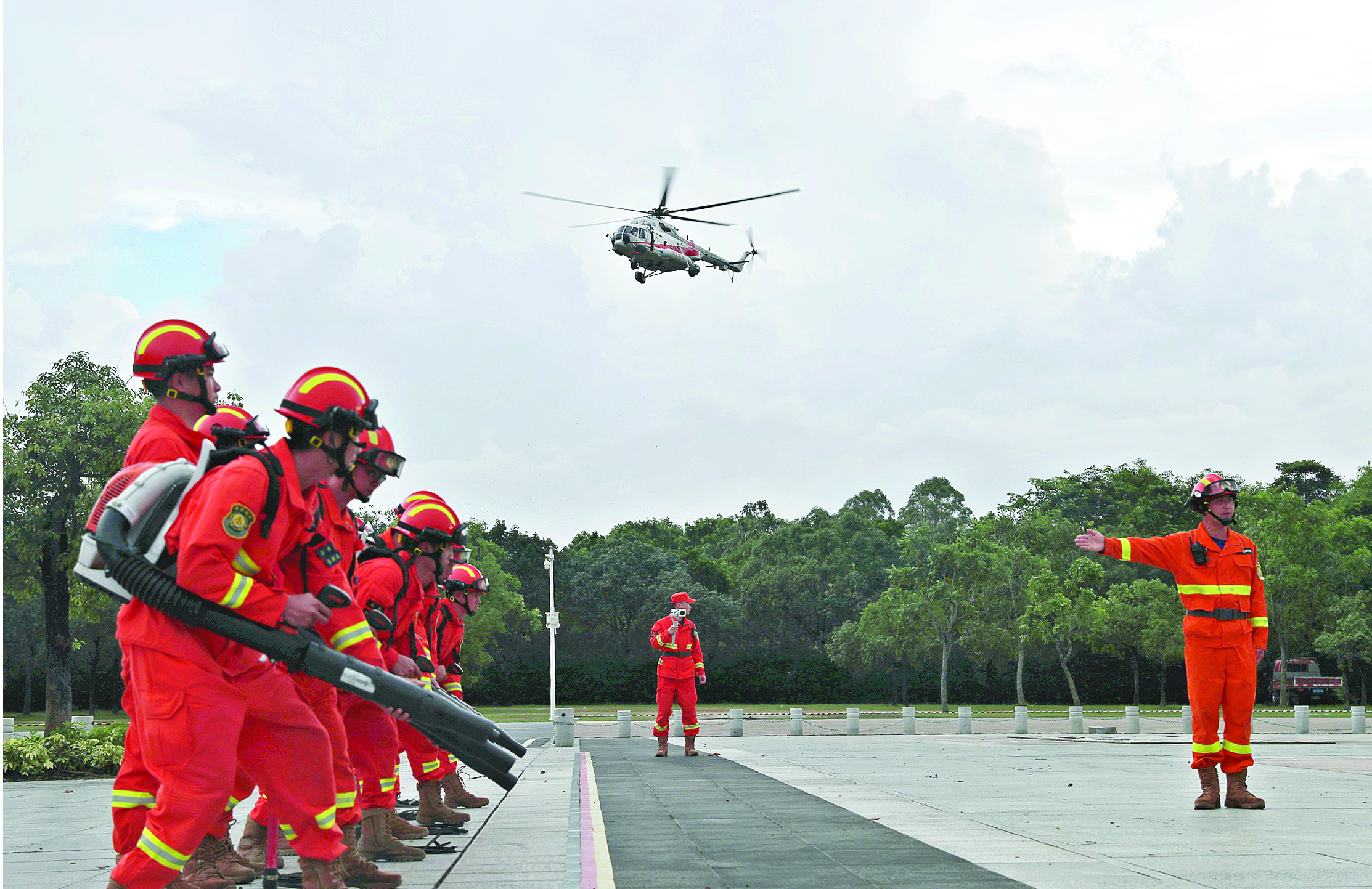     消防员与无人直升机协同作战，进行消防救援演练。  惠州东江图片社供图