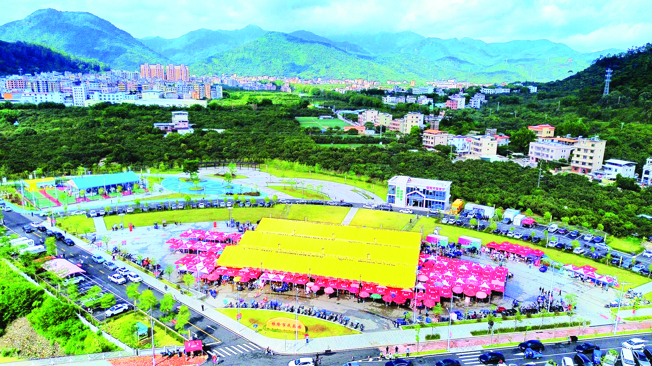     “乡村著名行动”助力镇隆荔枝走向更广阔市场。这是荔枝交易中心。惠州日报记者许文昌 摄