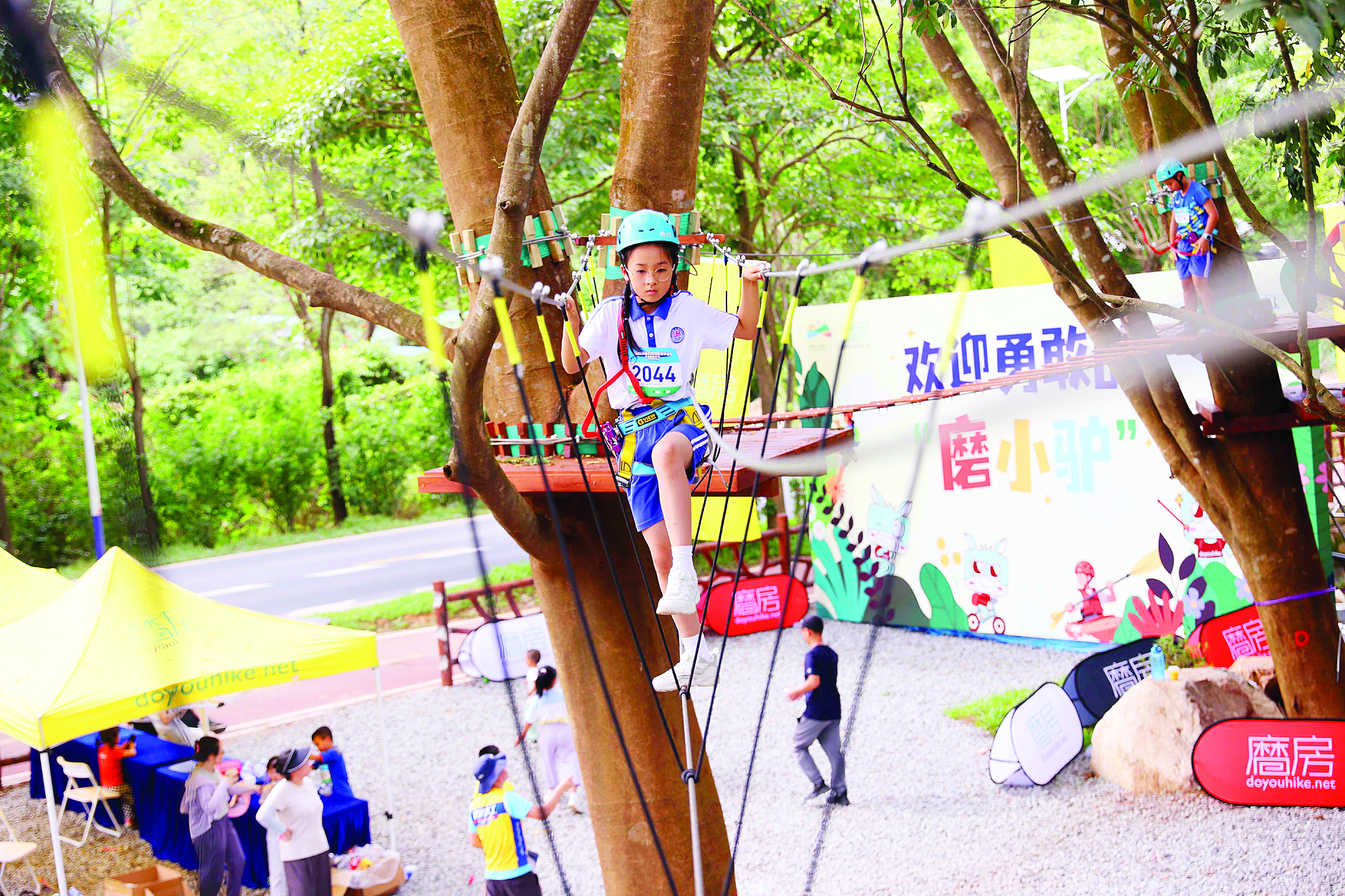     小朋友在磨房户外运动中心玩丛林穿越项目。