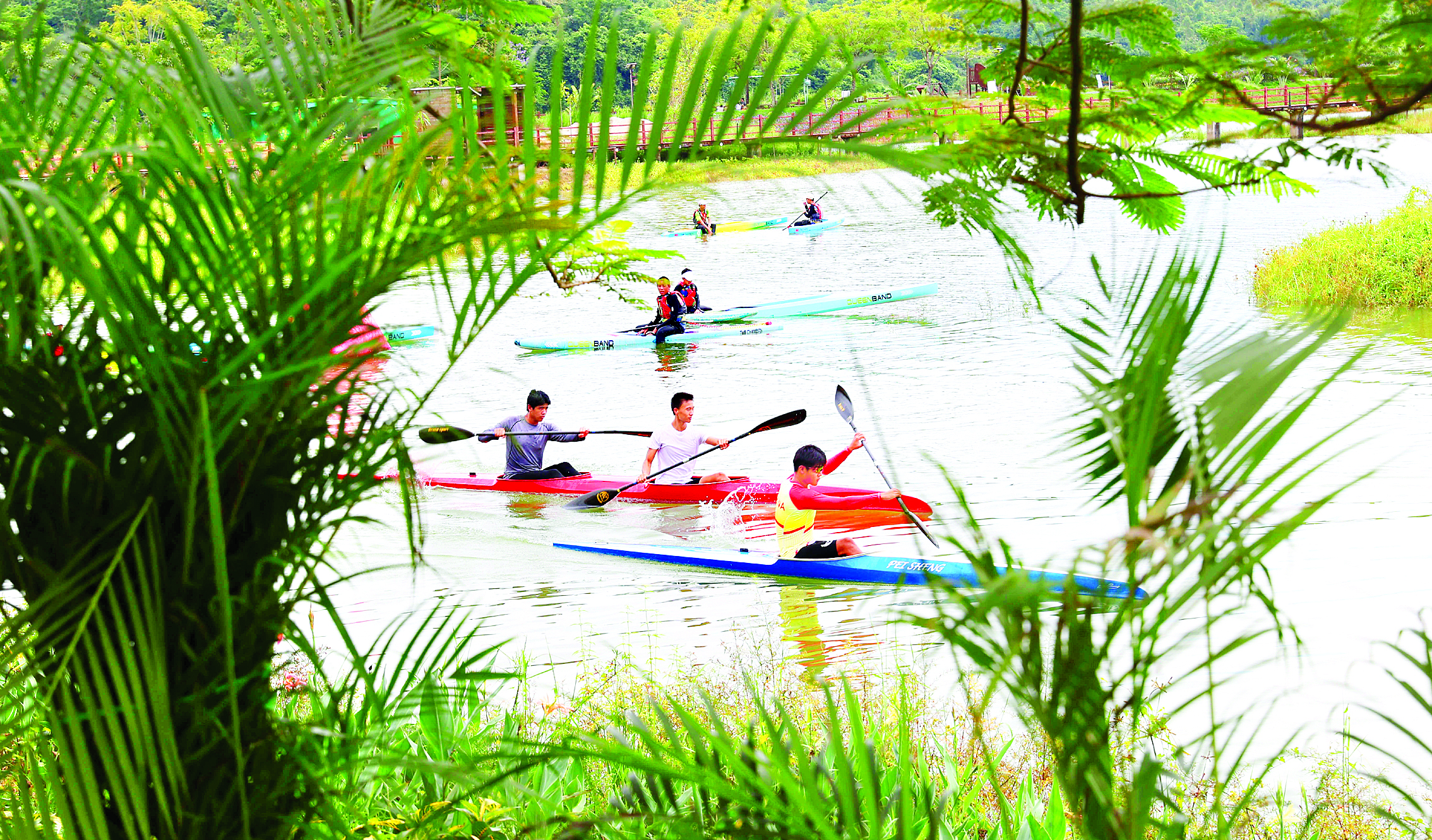     游客在郭前村玩皮划艇项目。    惠州日报记者杨建业 摄
