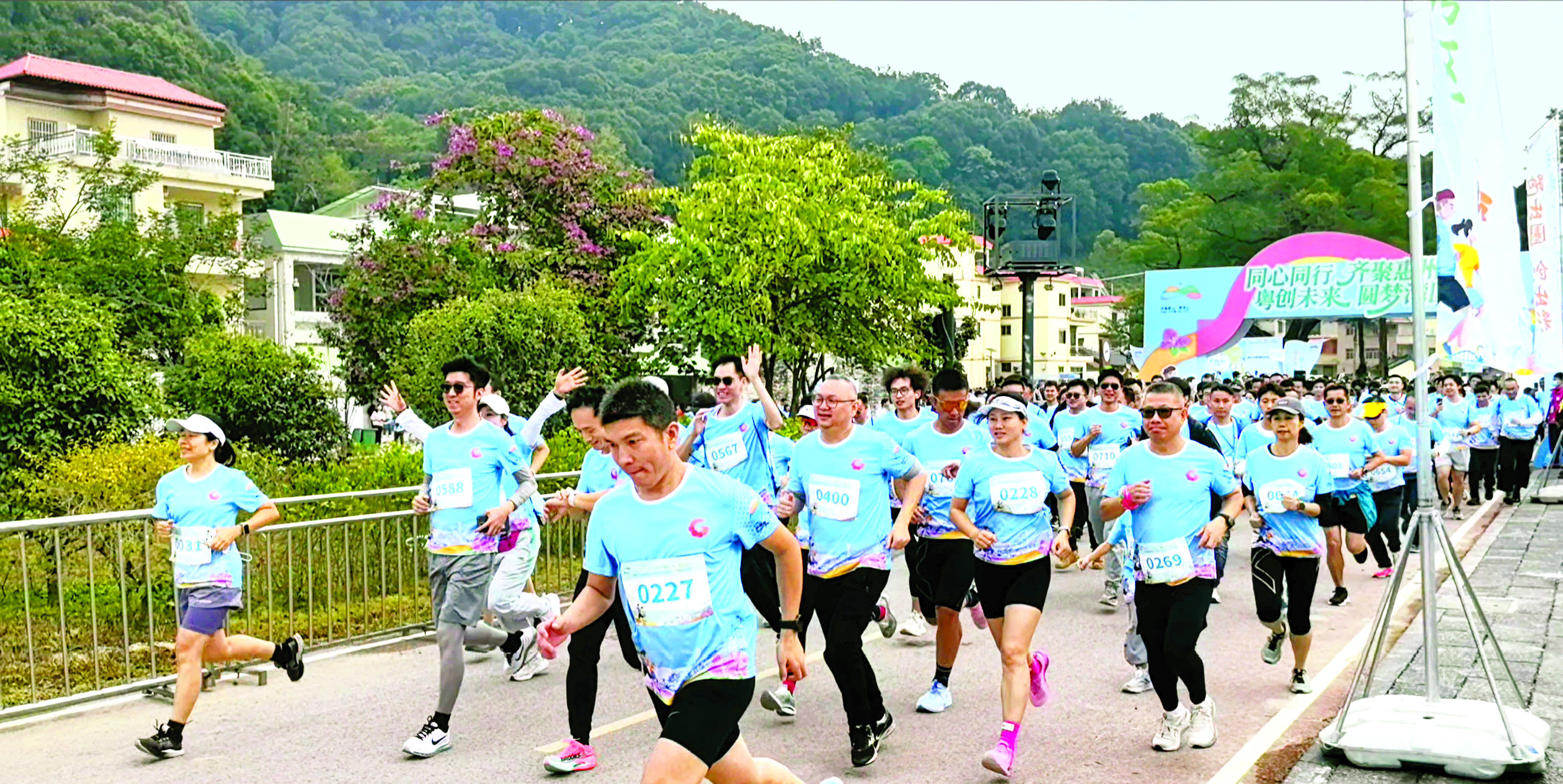     参赛者开跑。惠州日报记者欧阳成 摄