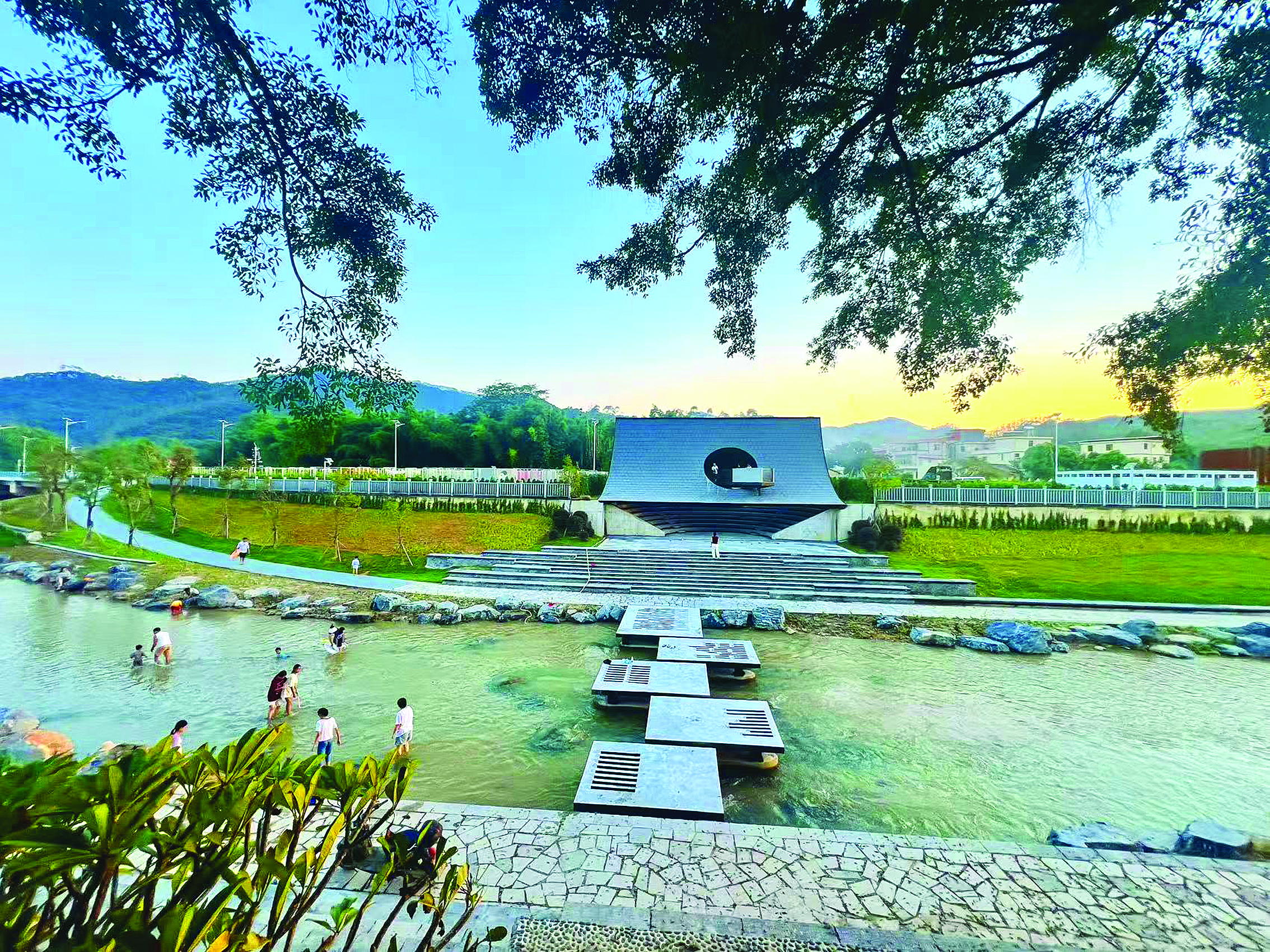     218最美旅游公路将乡村美景串珠成链，沿线新建的驿站和艺术装置为当地提颜增色促发展。惠州日报记者黄宇翔 摄