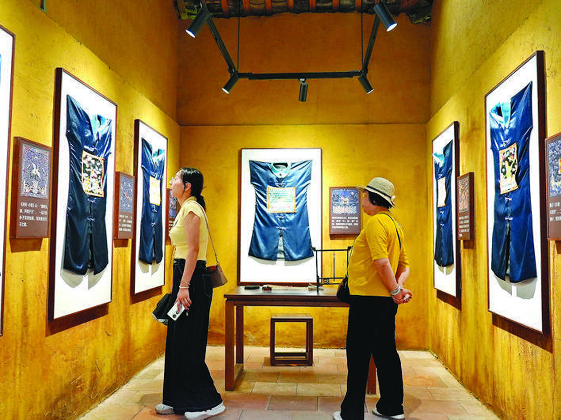 <p>    游客观看徐田村文化展览。</p>