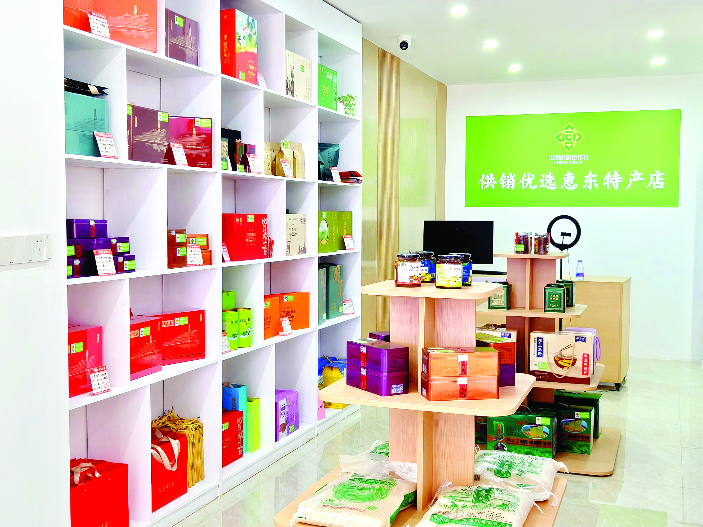     本地特色产品琳琅满目。