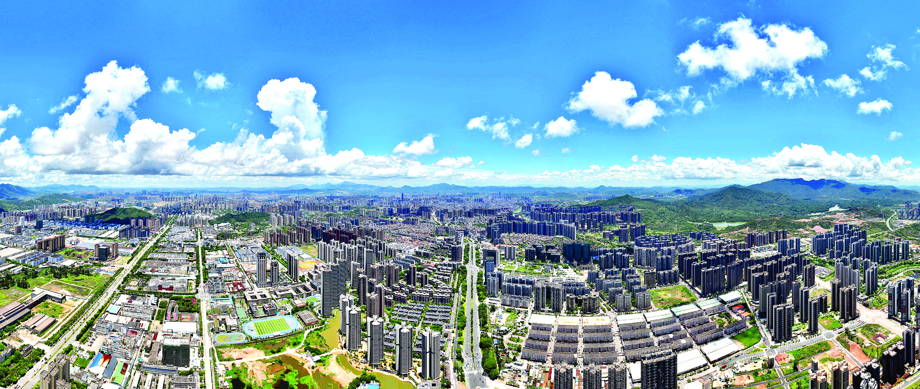     自高空俯瞰，西区街道商务楼宇与高端住宅比邻而居，勾勒出一幅现代都市的和谐图景。惠州日报记者黄旭新 摄