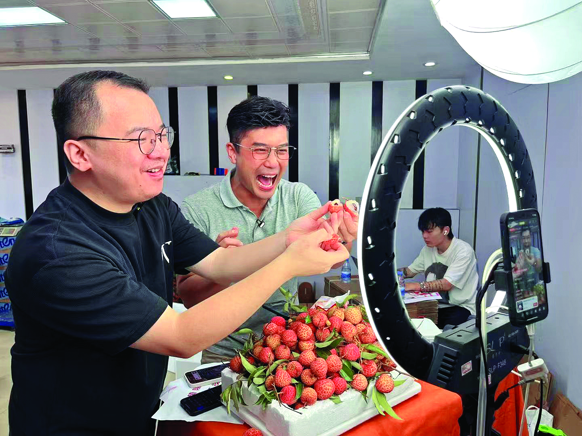     镇隆镇村民通过网络直播销售镇隆荔枝。    惠州日报记者许文昌 摄