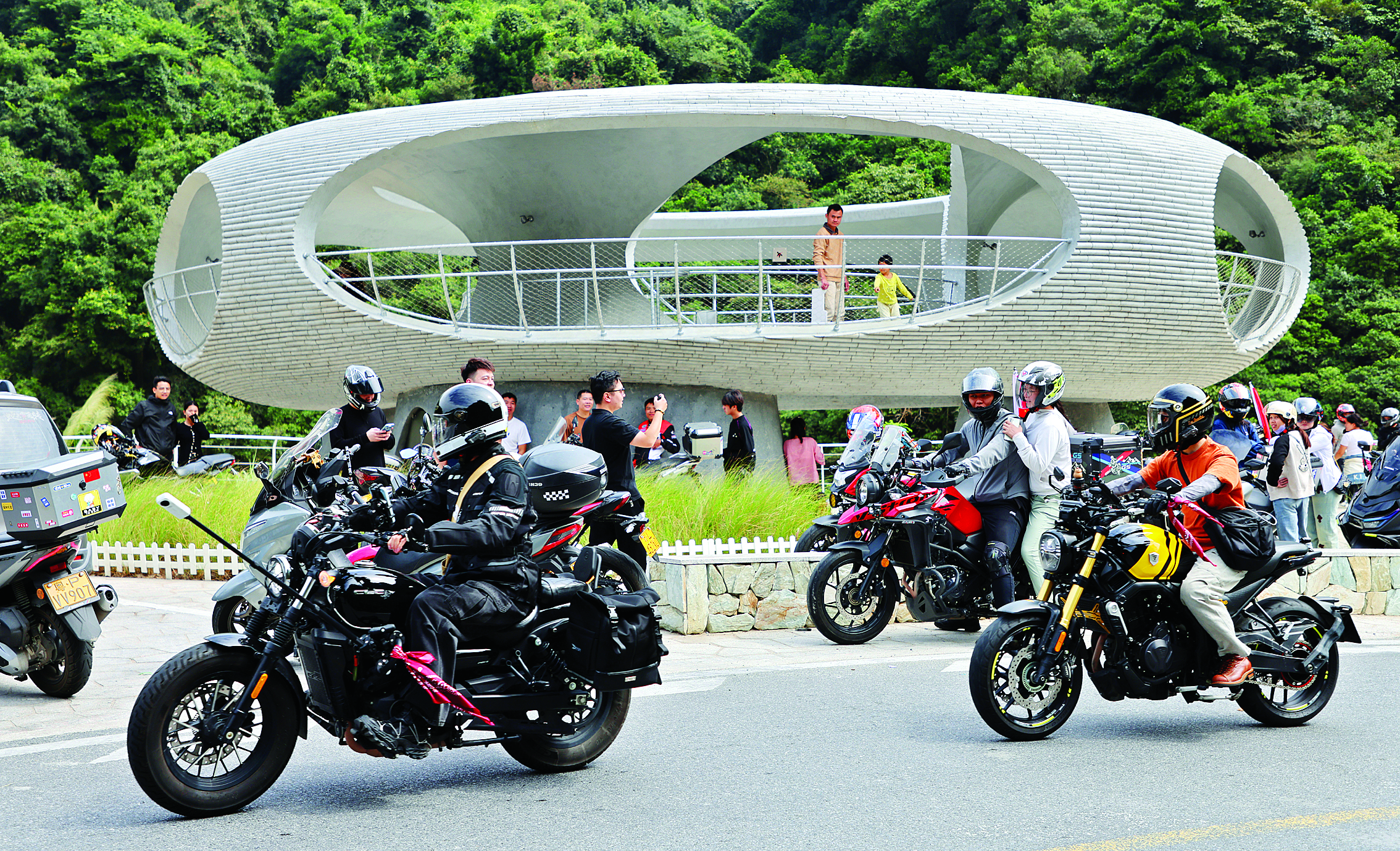     游客在绿屏石滩驿站休息。惠州日报记者王建桥 摄