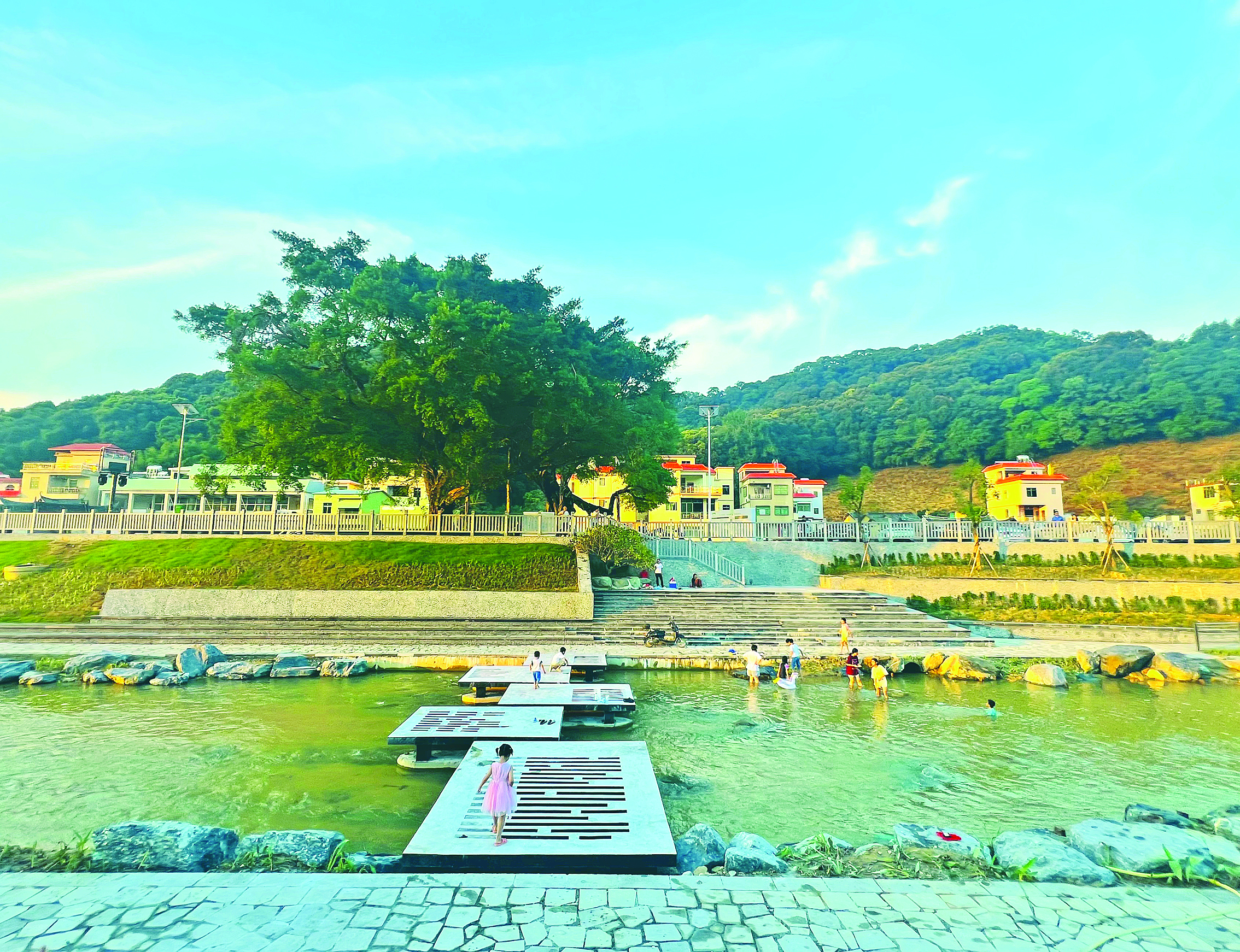 <p>    龙门麻榨镇中心村有千年古榕，有紧贴山水的村庄肌理，也有正在变化的乡村生活。</p>