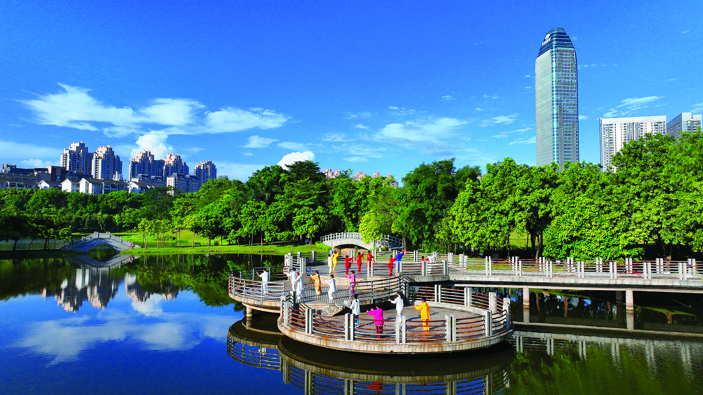     惠州生态环境优美，宜居宜业。这是市民在惠州北湖公园打太极。惠州日报记者钟畅新 摄