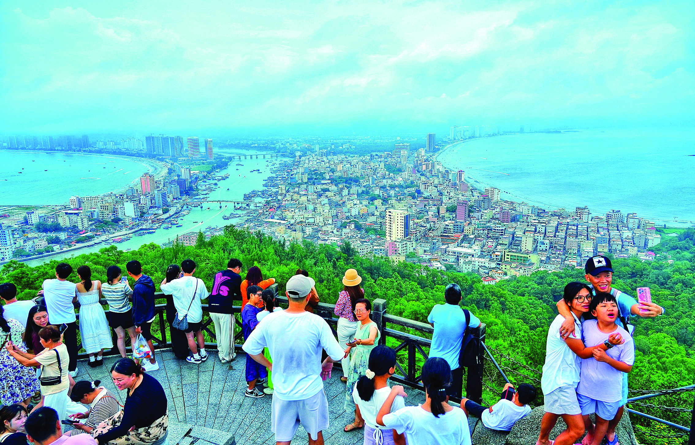     惠东双月湾美景引客来。惠州日报记者朱金赞 摄