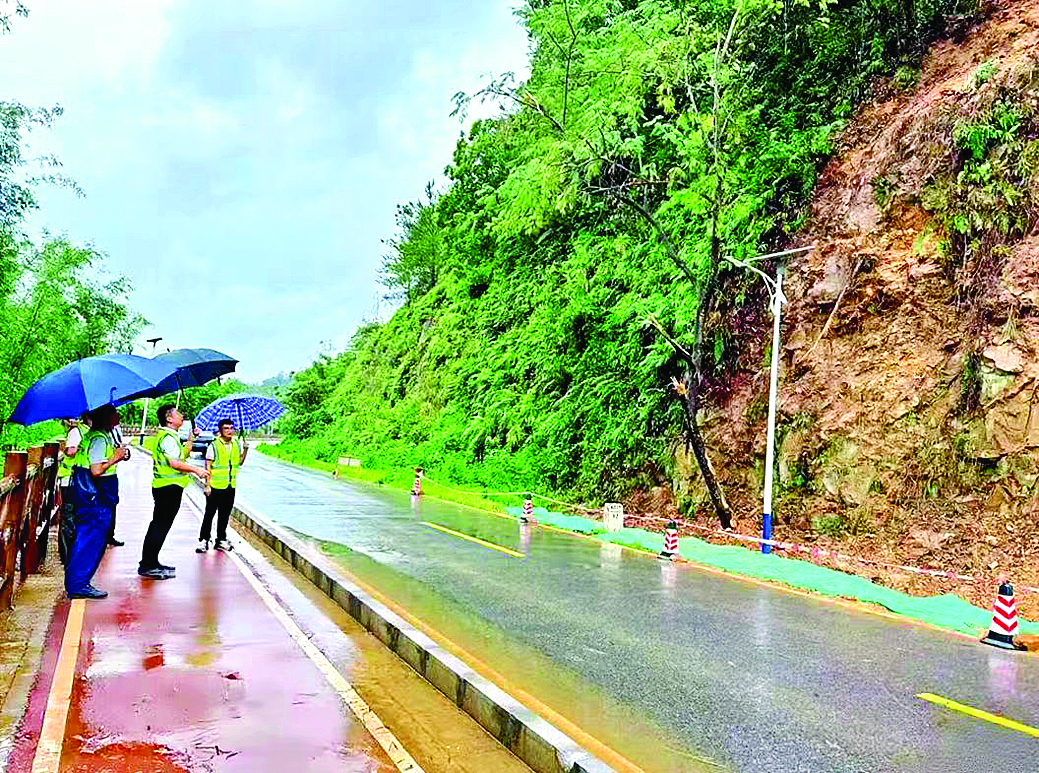     惠州地质调查中心技术人员在龙门麻榨进行汛期地质灾害巡查。图片由受访单位提供