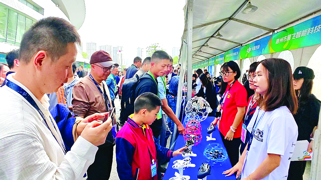     无人机摊位吸引爱好者驻足。