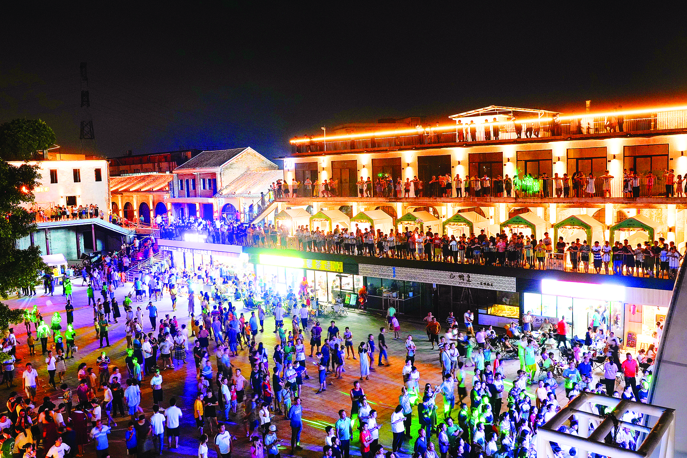     东江粮仓文化创意产业园吸引众多游客前来打卡。