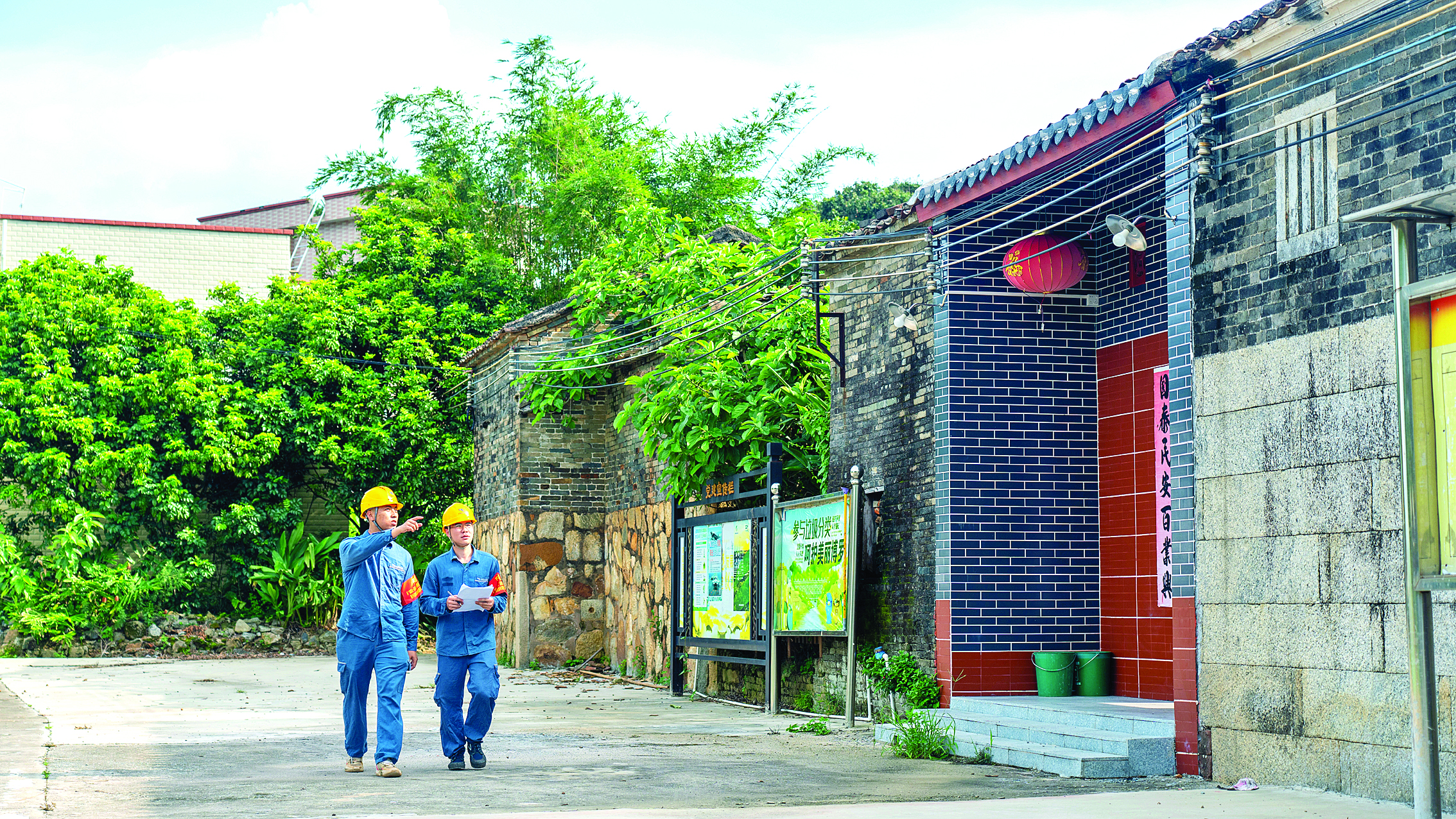 <p>    南方电网广东惠州博罗供电局运维工作人员到长宁镇验收三线整治情况。通讯员廖伟兴 摄</p>