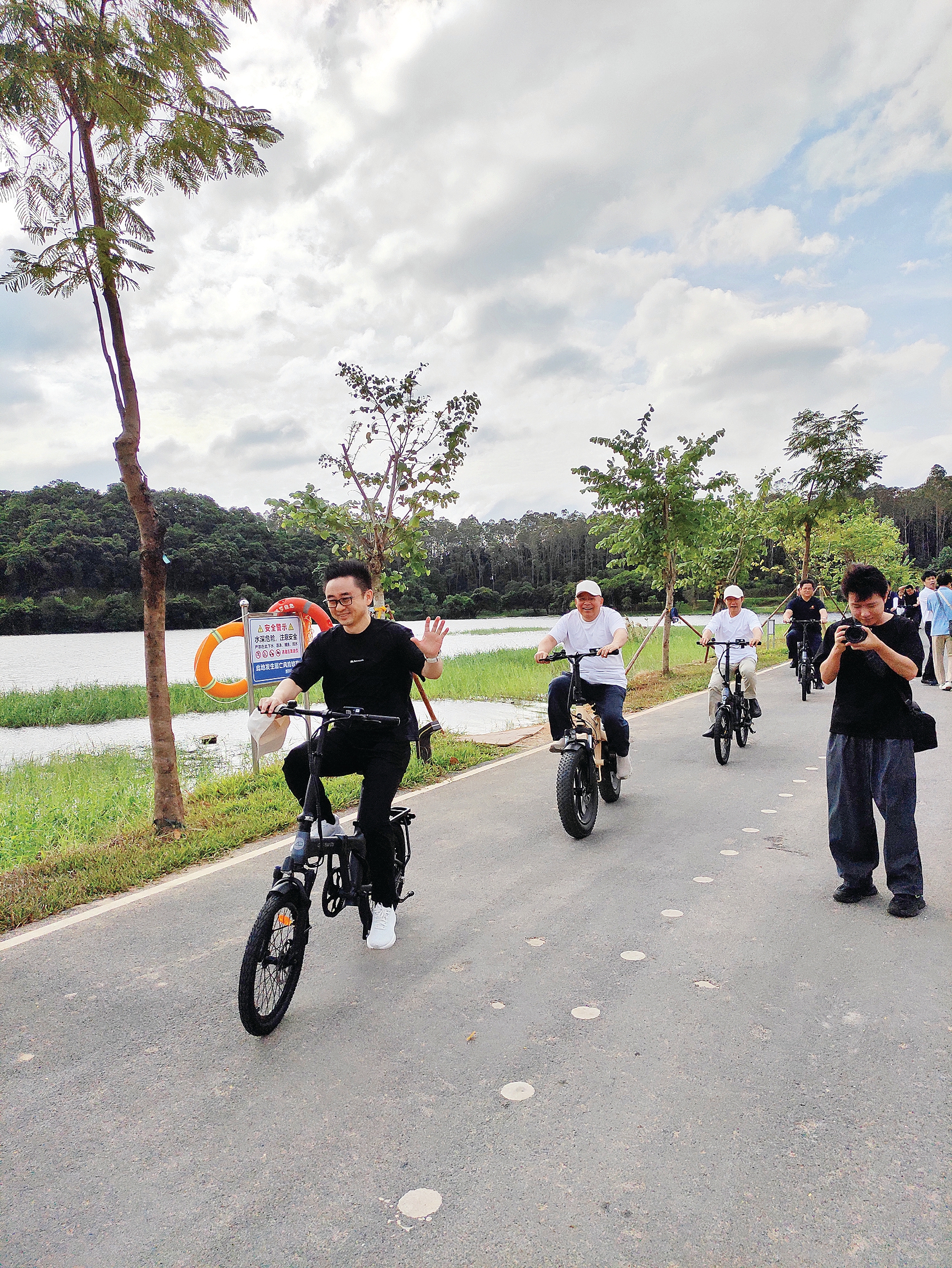 <p>    游客在郭前村显岗水库绿道骑行。</p>