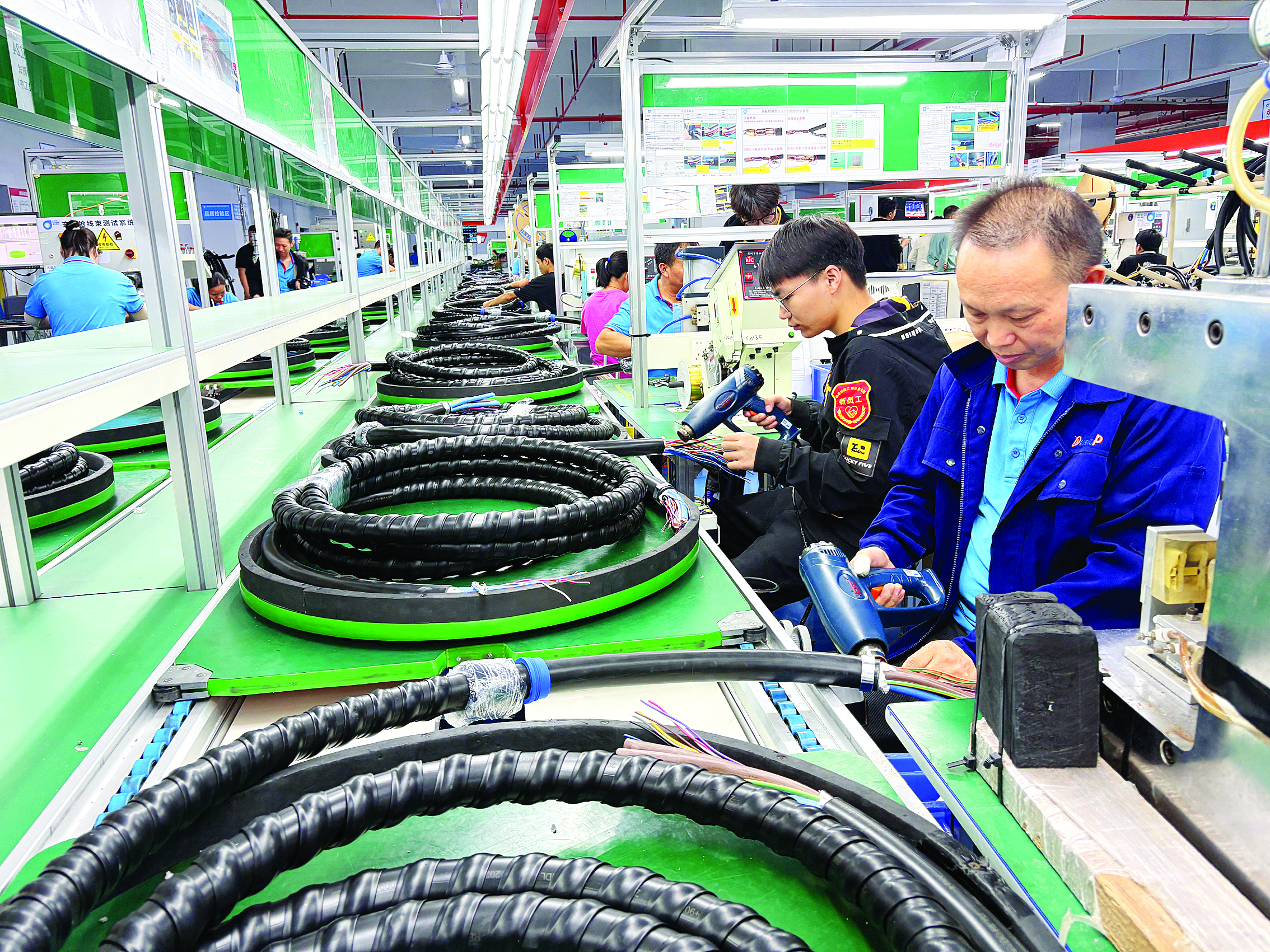     智电伟联公司生产车间。    惠州日报记者谢菁菁 摄