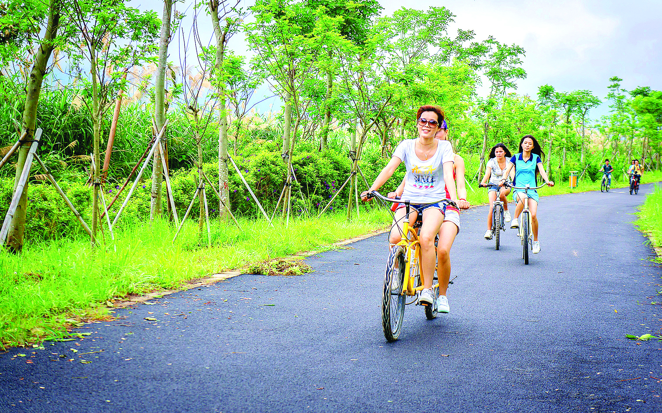     游客在大亚湾小桂湾绿道上欢快骑行。    惠州东江图片社供图