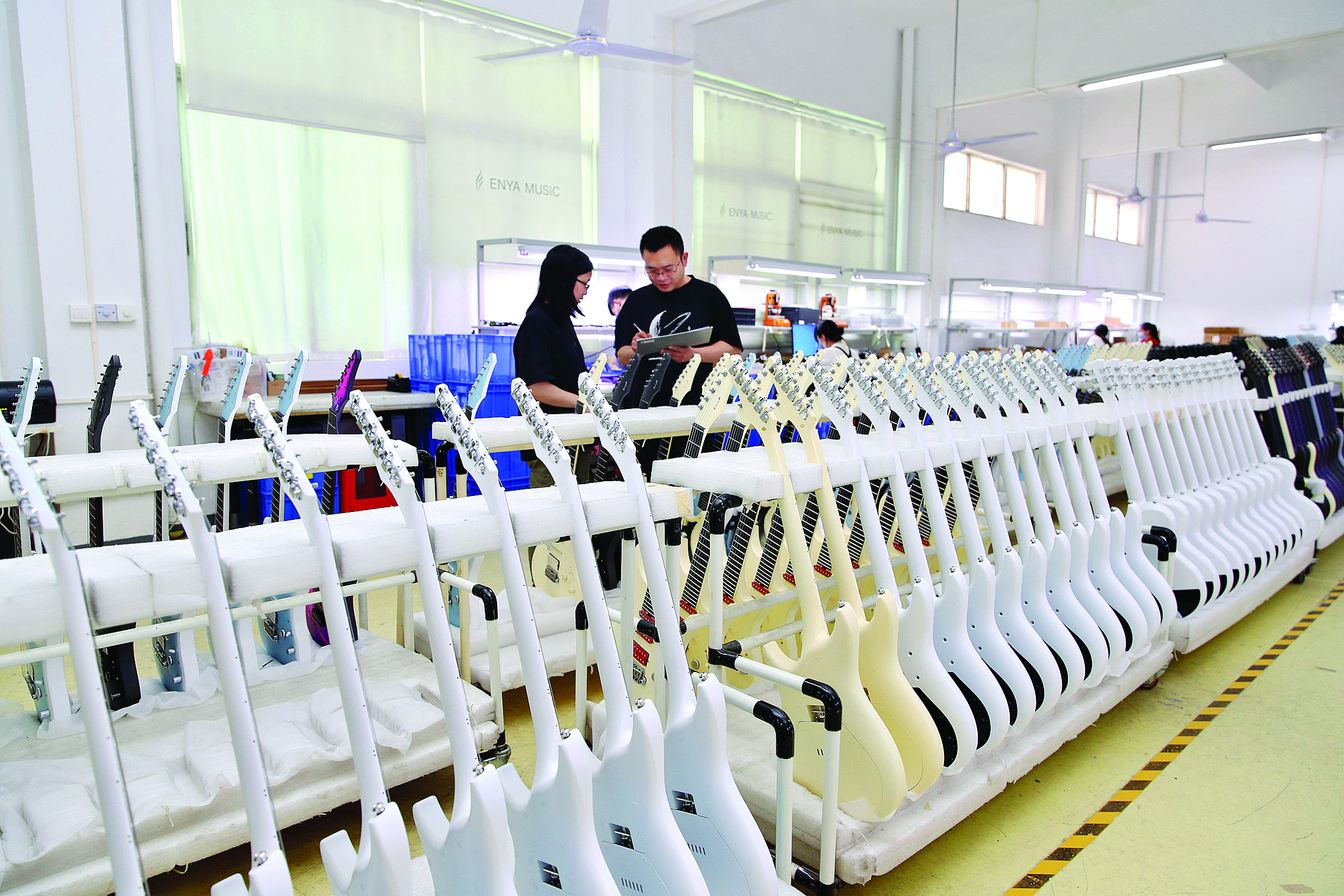     恩雅乐器公司吉他生产车间。惠州东江图片社供图