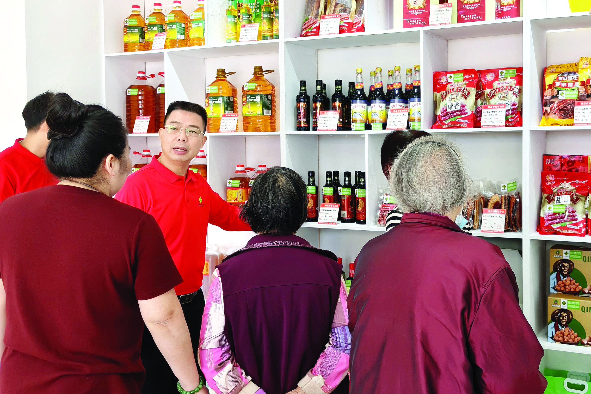     工作人员向顾客介绍产品。