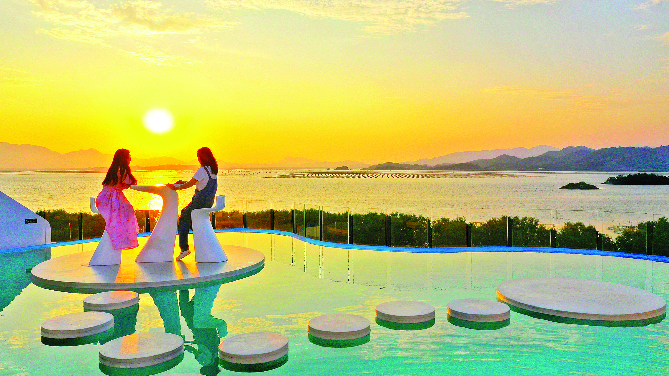     山海惠州，魅力无限。惠东盐洲岛南邻红海湾，这里礁石嶙峋，景色迷人。