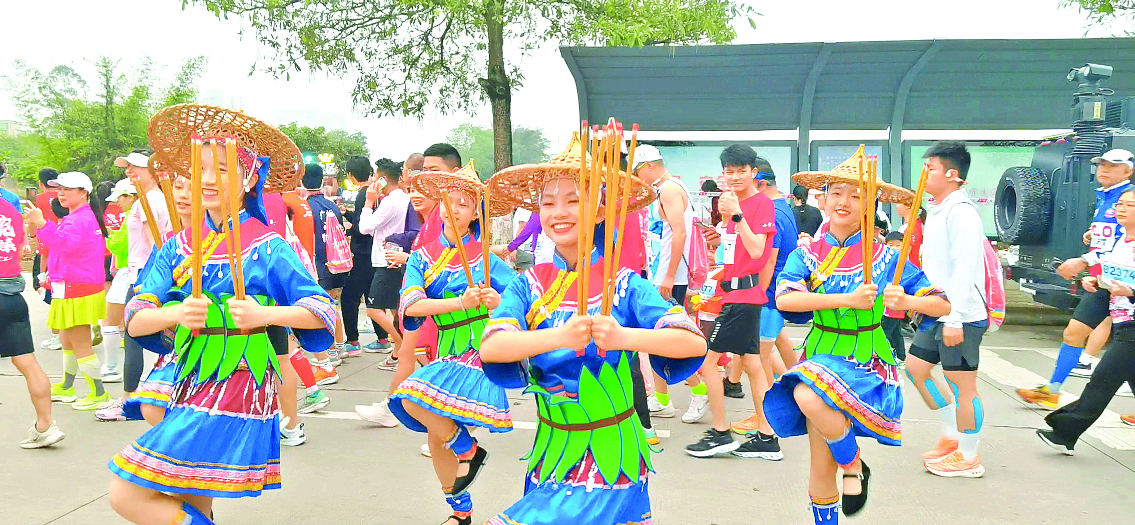 <p>    舞火狗表演。惠州东江图片社供图</p>