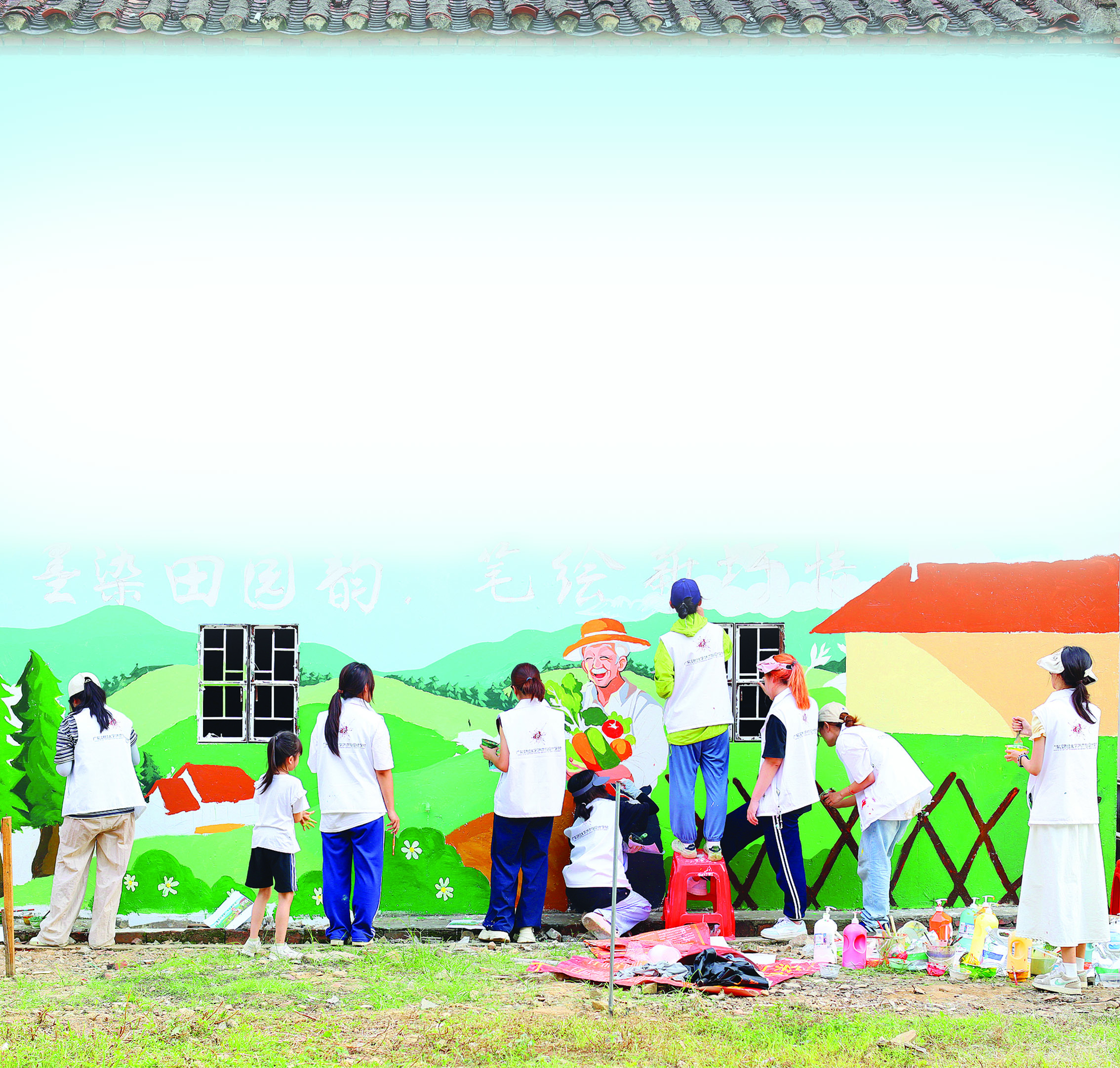     广东财经大学大学生创作墙绘扮靓圩镇村庄颜值。