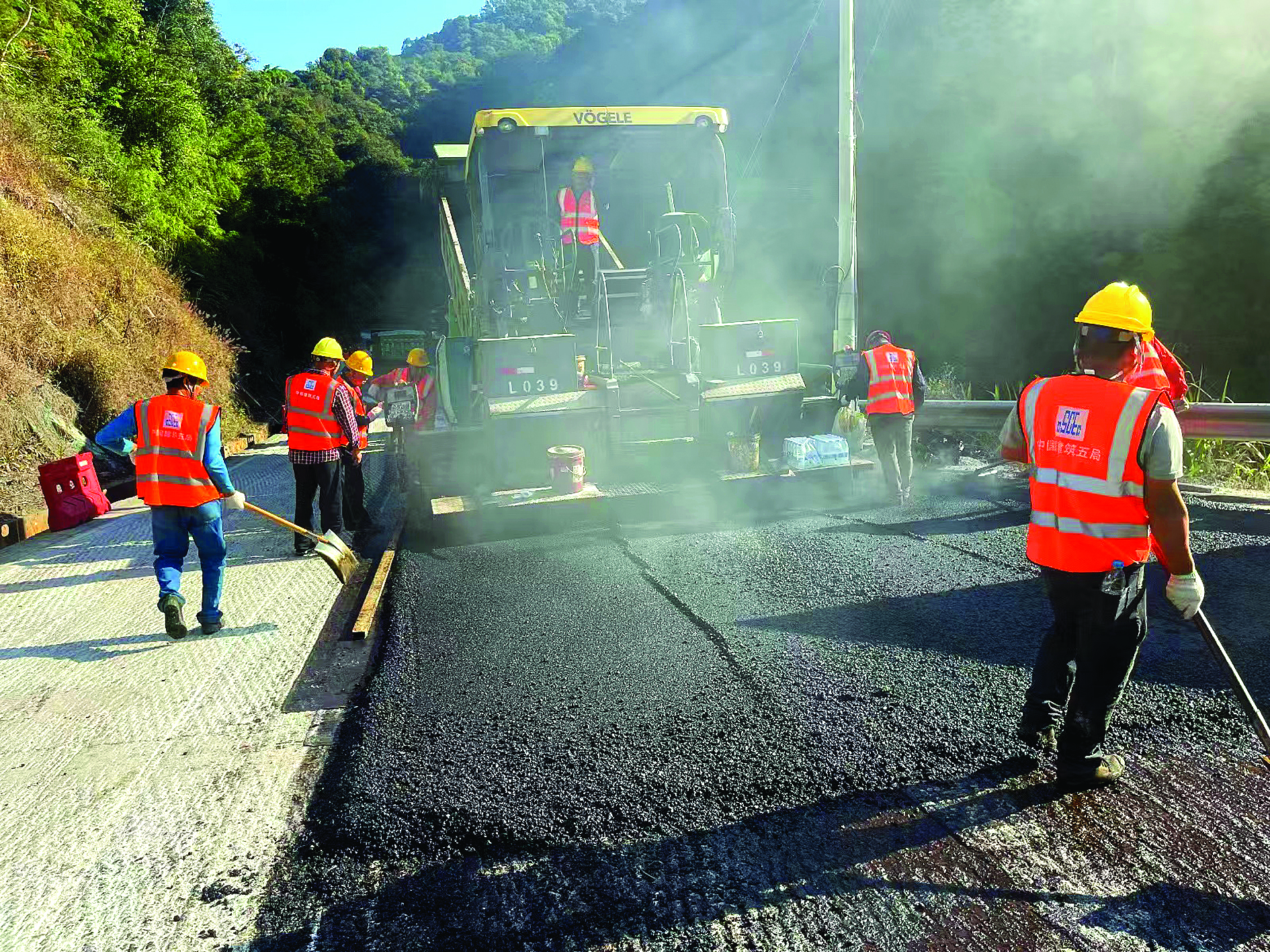     218最美旅游公路（龙门段）施工现场（摄于完工前）。图片由中建五局提供