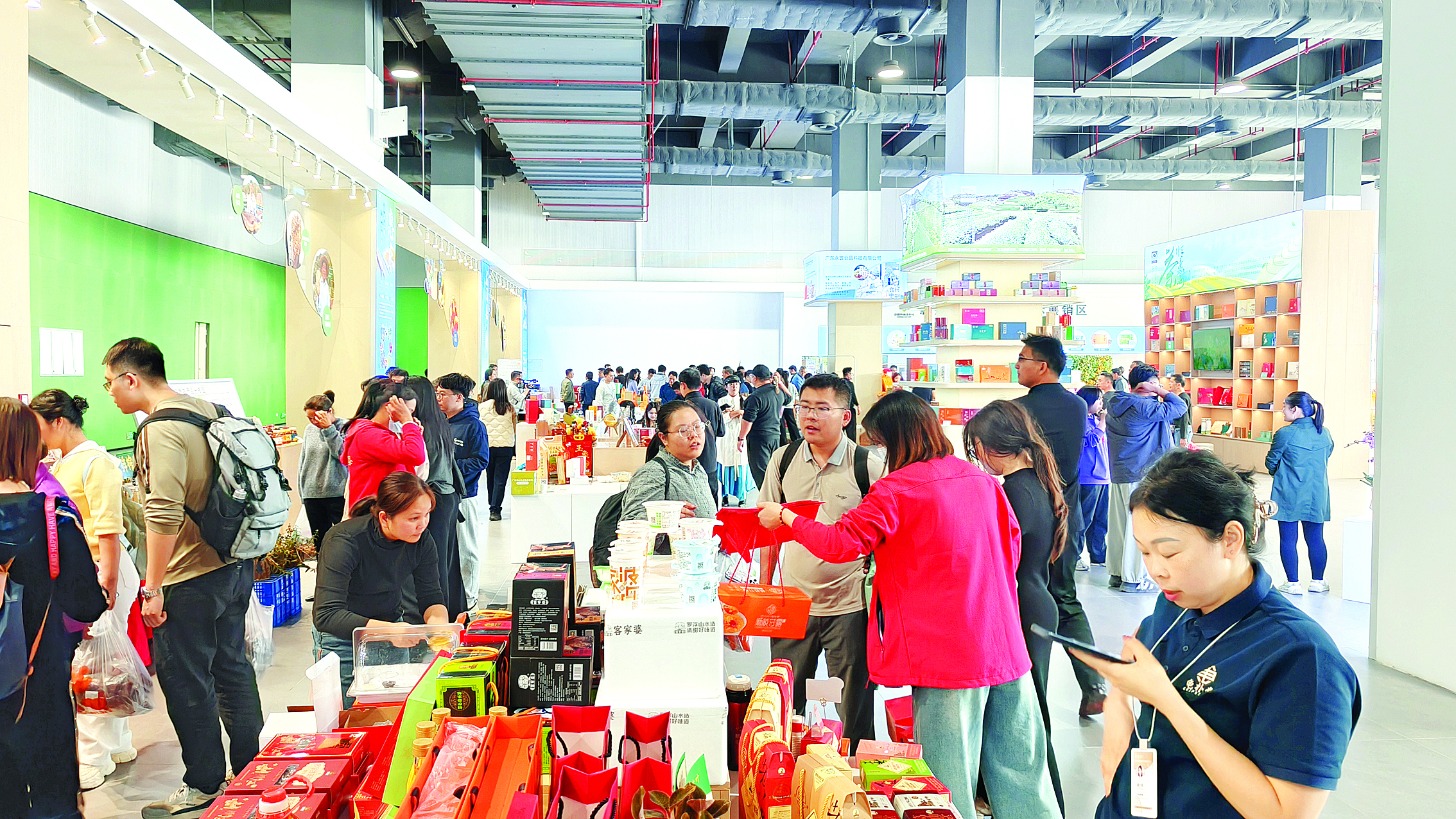     博罗展区农特产品吸引众多市民和采购商驻足了解。