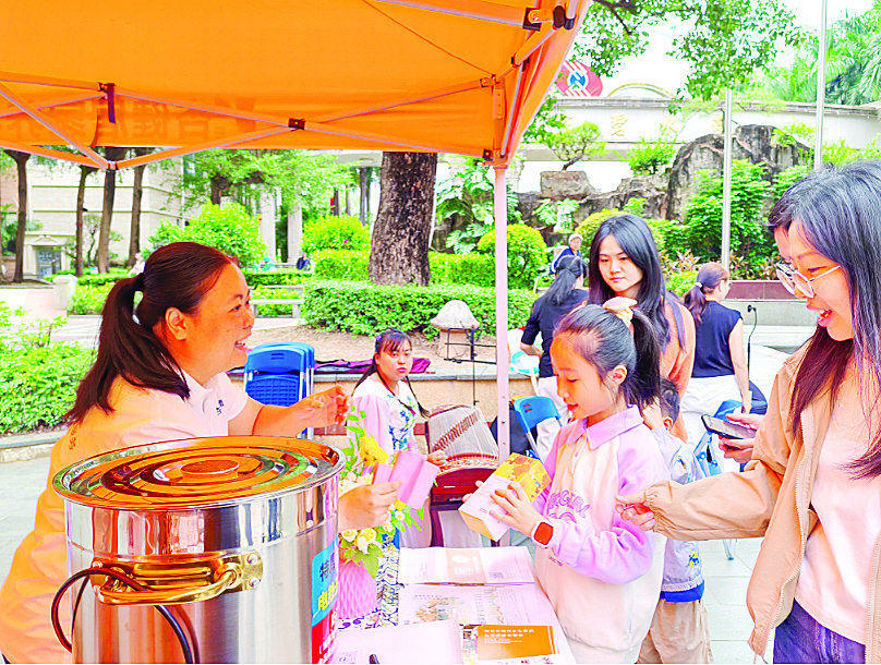     碧水湾小区党支部开展便民服务。