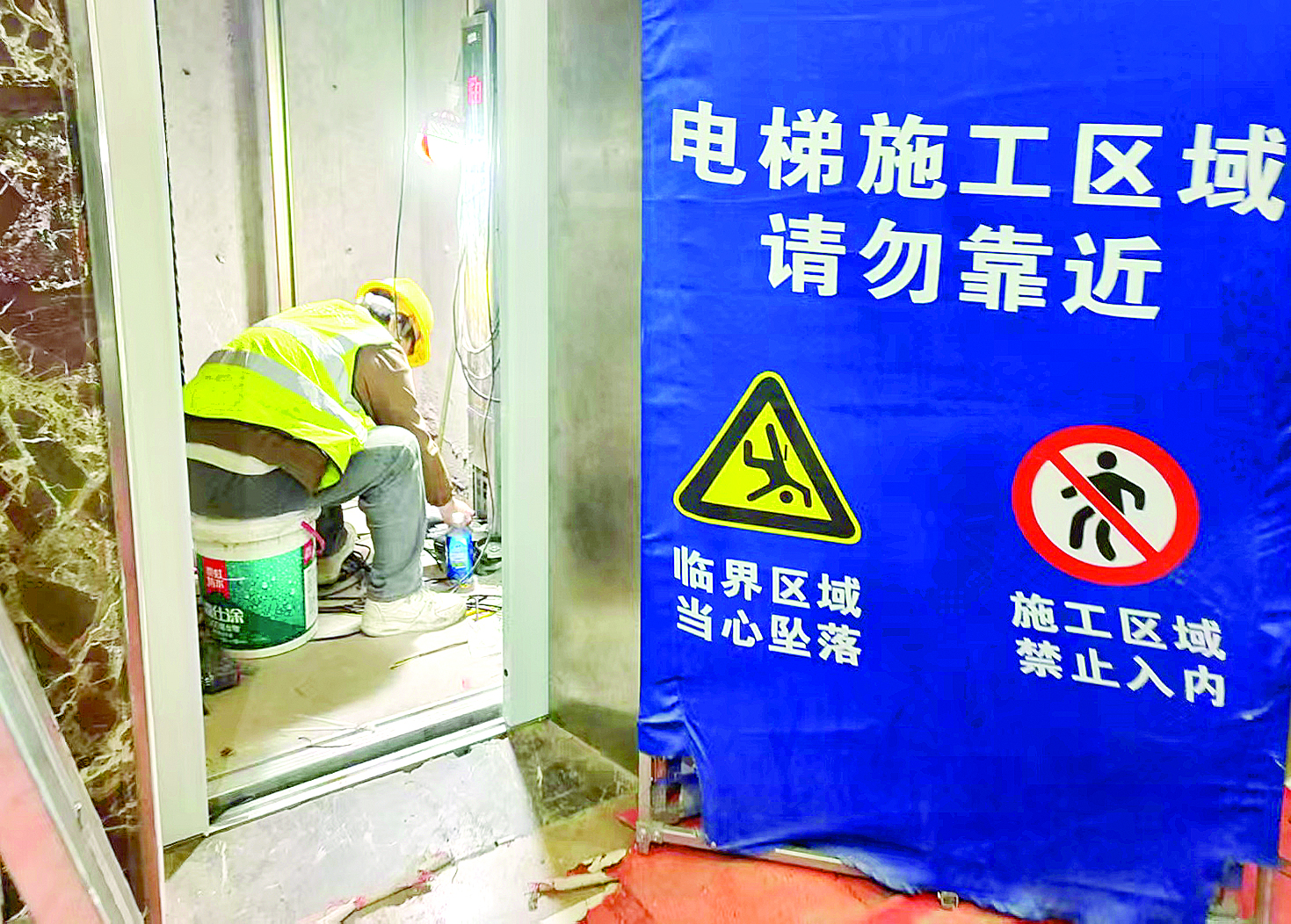     金世界花园小区党支部发挥引领作用，推动小区电梯改造更新。