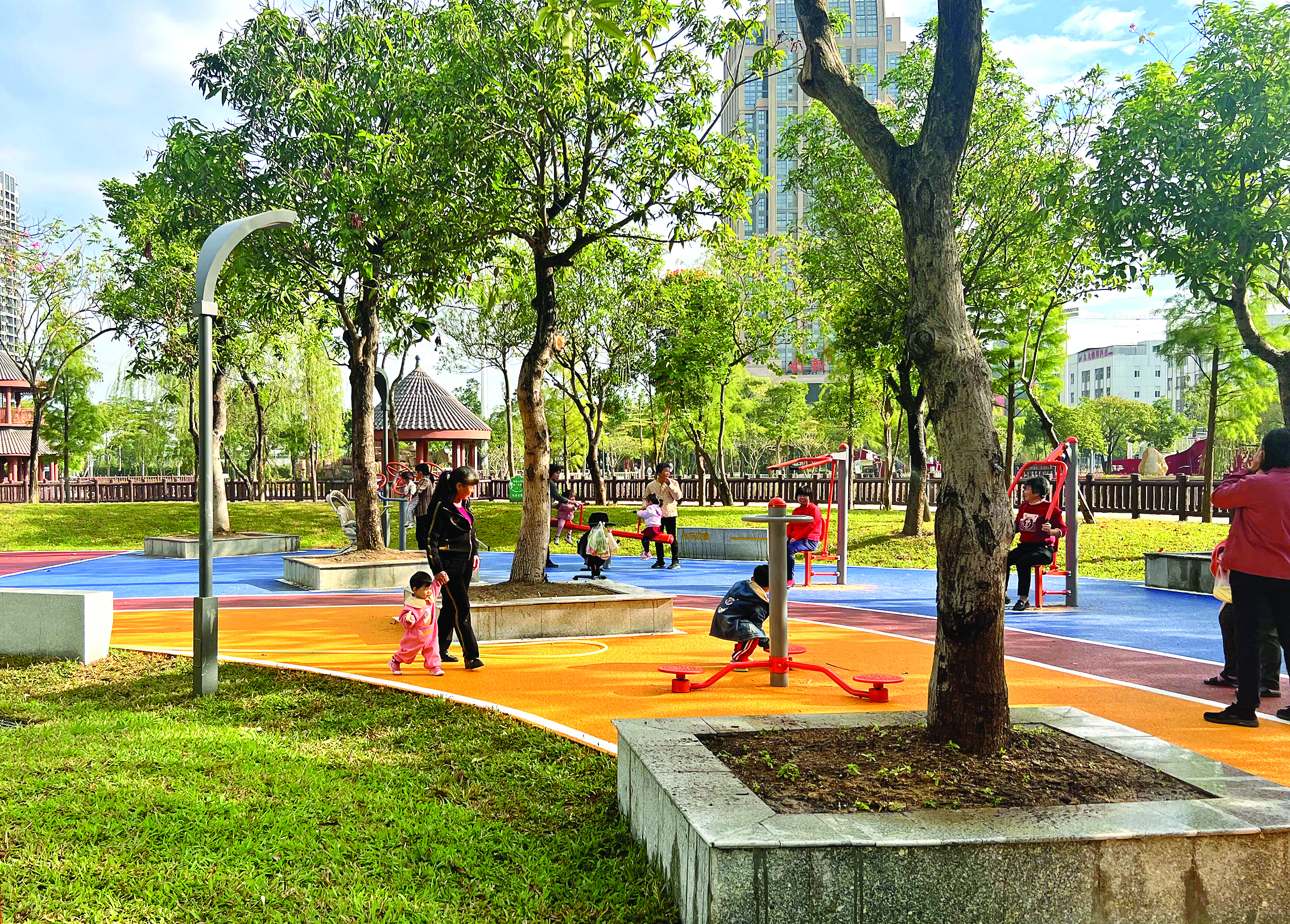     改造一新的礼乐公园成了市民休闲娱乐好去处。