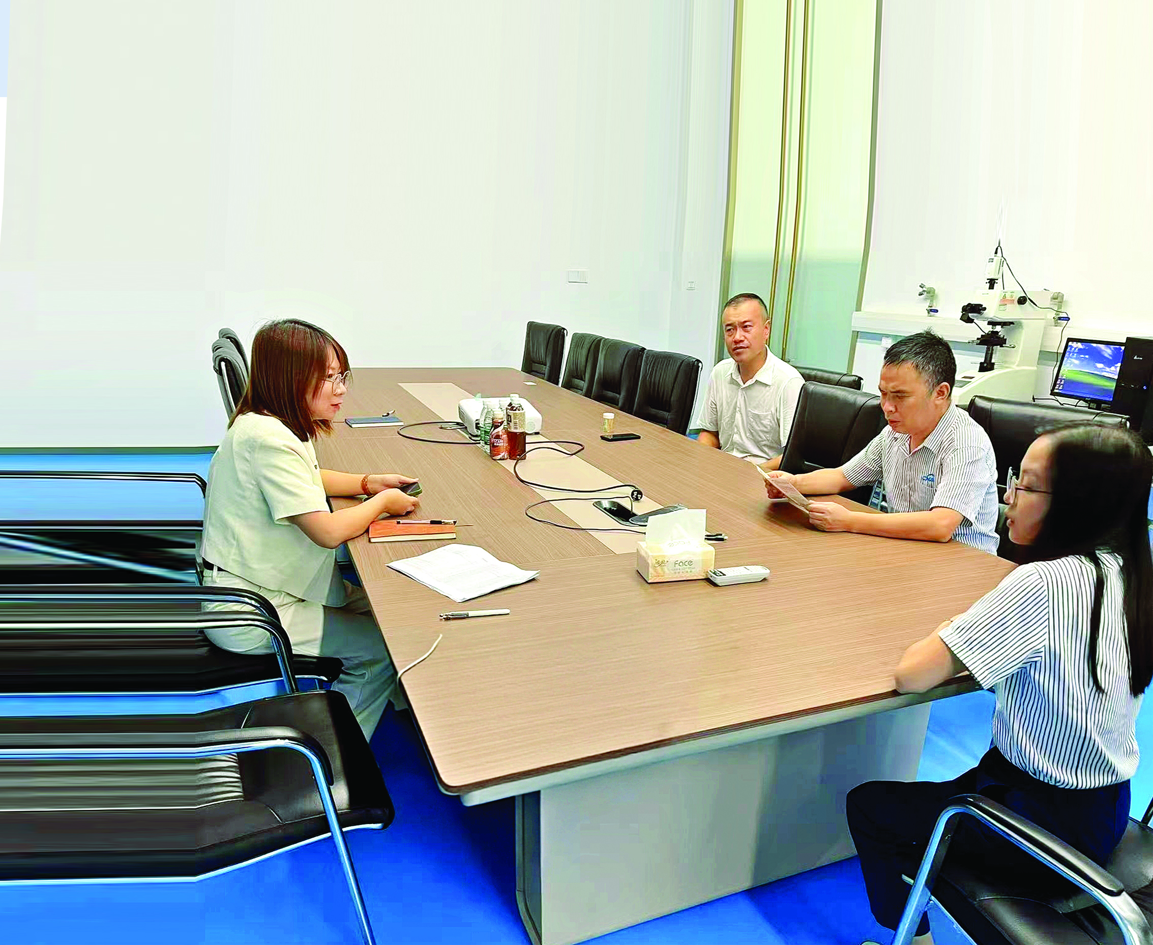 <p>    惠东县人社局联合县零工市场组建专项服务队走访企业。特约通讯员叶衍达 摄</p>