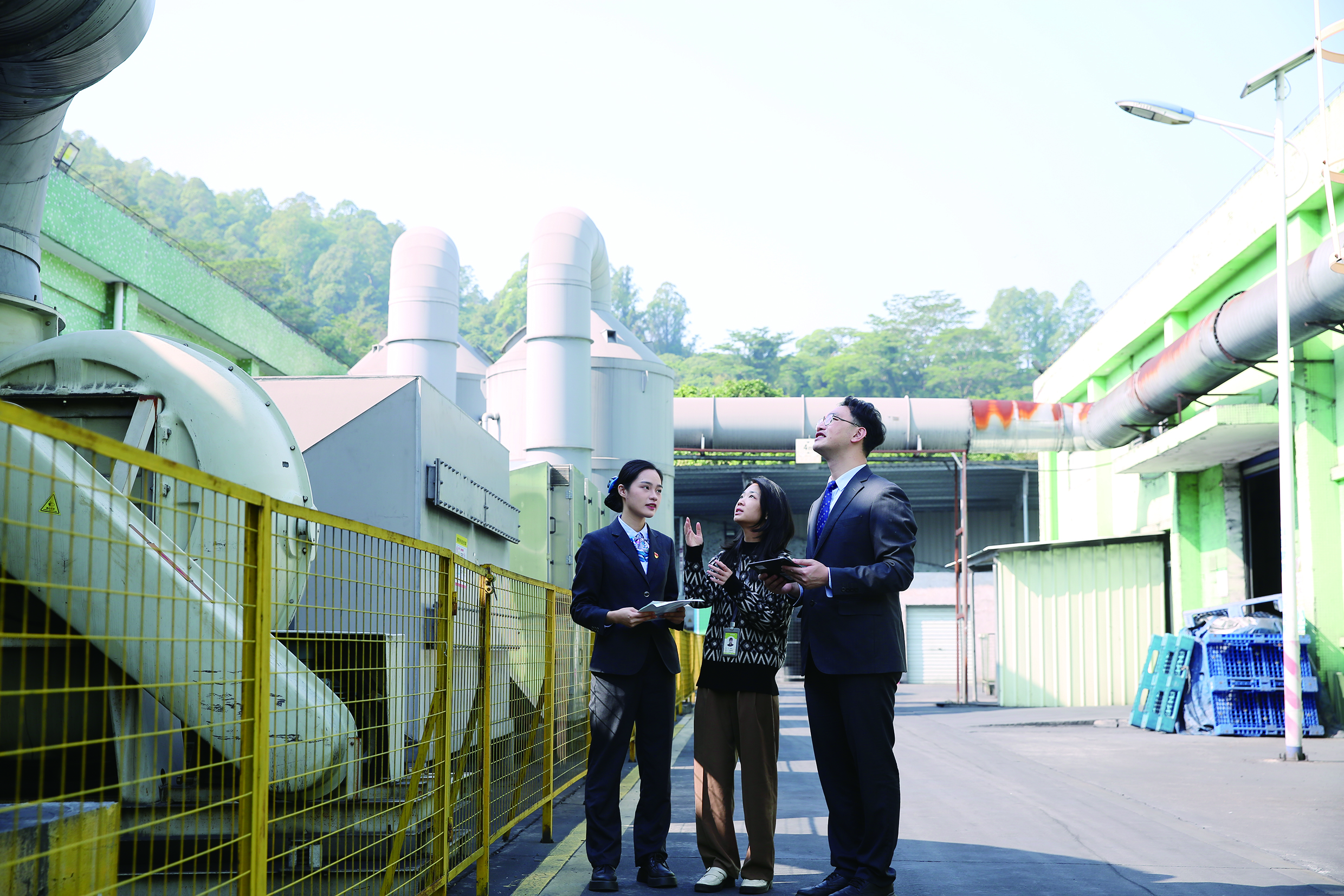     惠州农行工作人员前往恒创睿能公司实地调研。  惠州农行供图