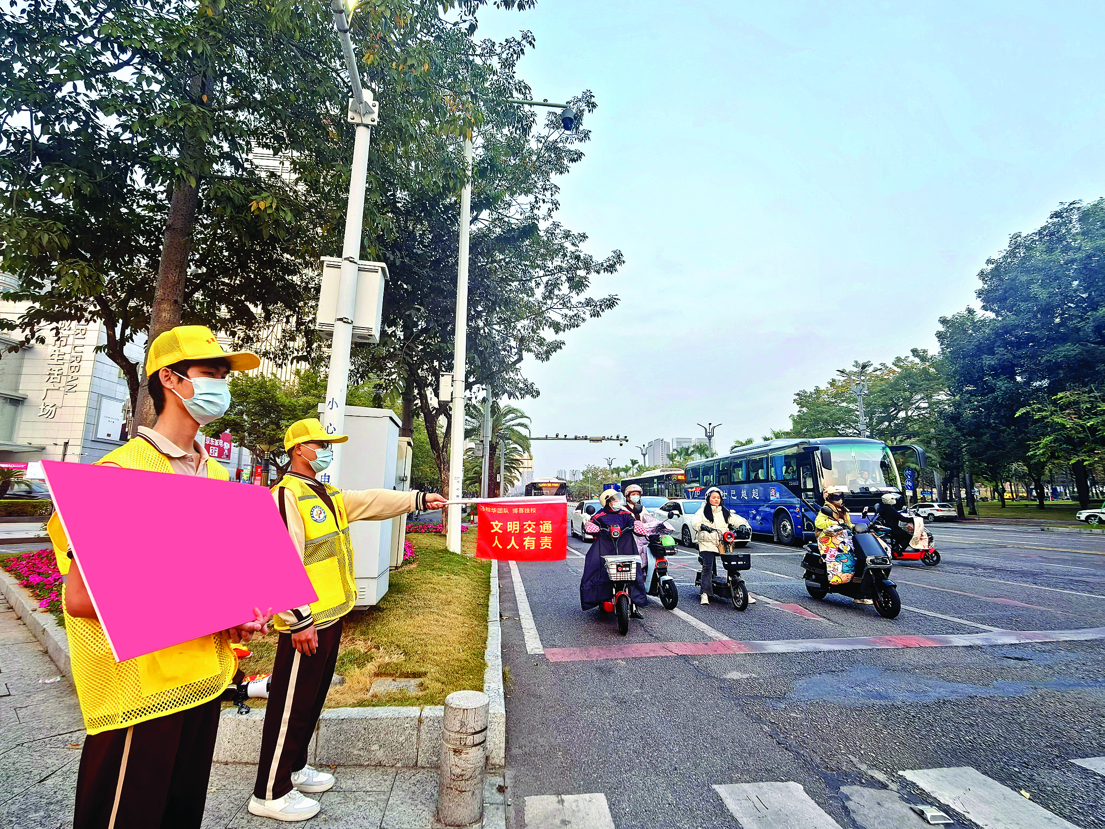     志愿者携带引导旗疏导交通。