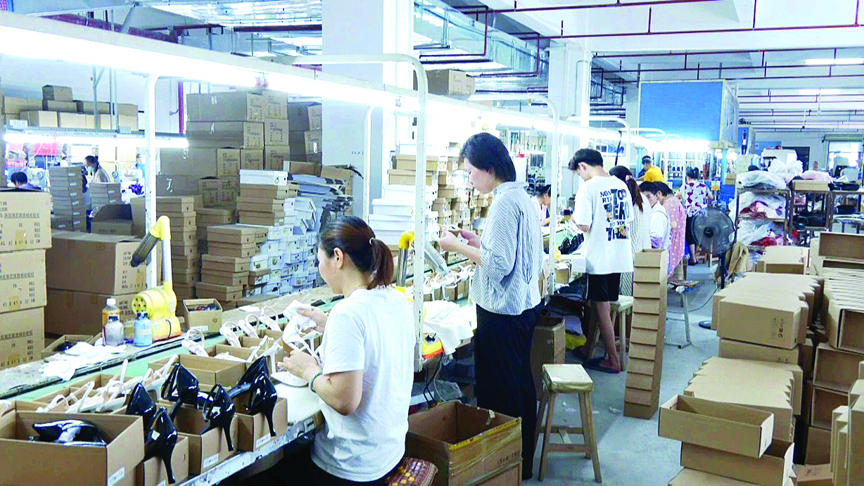     惠东一制鞋企业生产线。