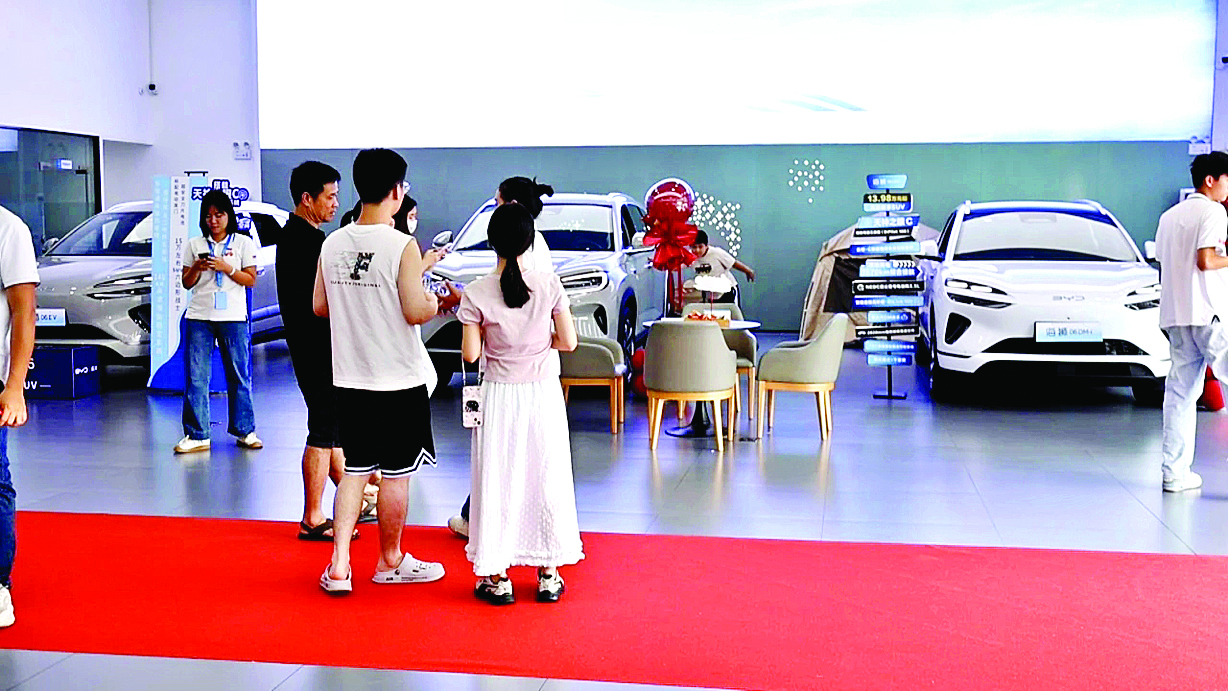    活动现场，消费者在了解心仪汽车优惠力度。    惠州日报记者蔡伟健 通讯员戴相国 黎爱平 摄