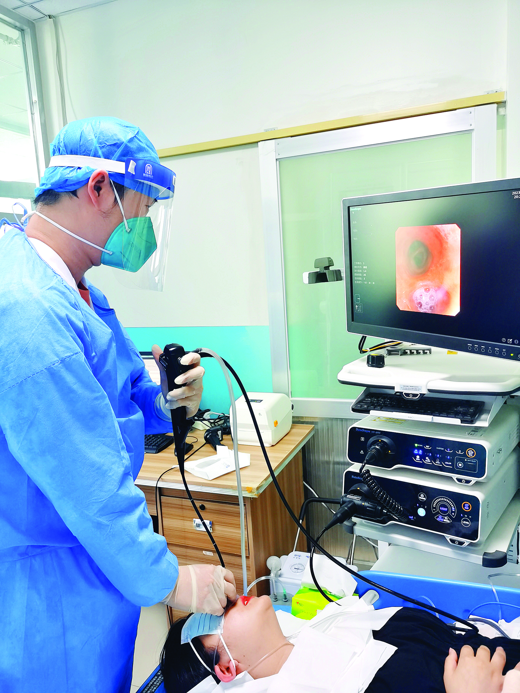     赵杰峰为患者做检查。