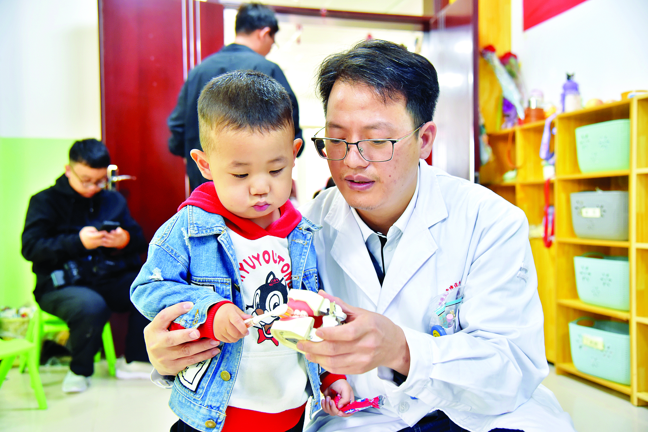     方喜泉向幼儿普及口腔健康知识。