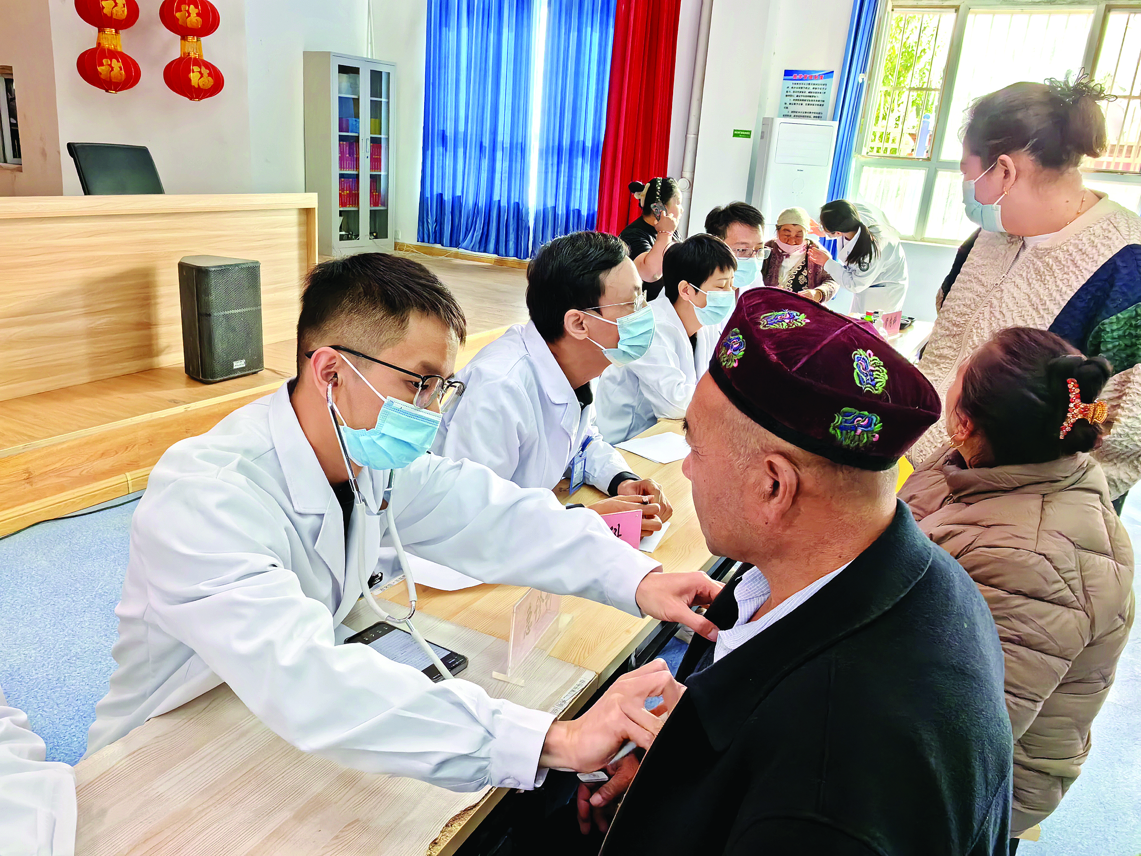     高银亮（左一）为当地患者义诊。