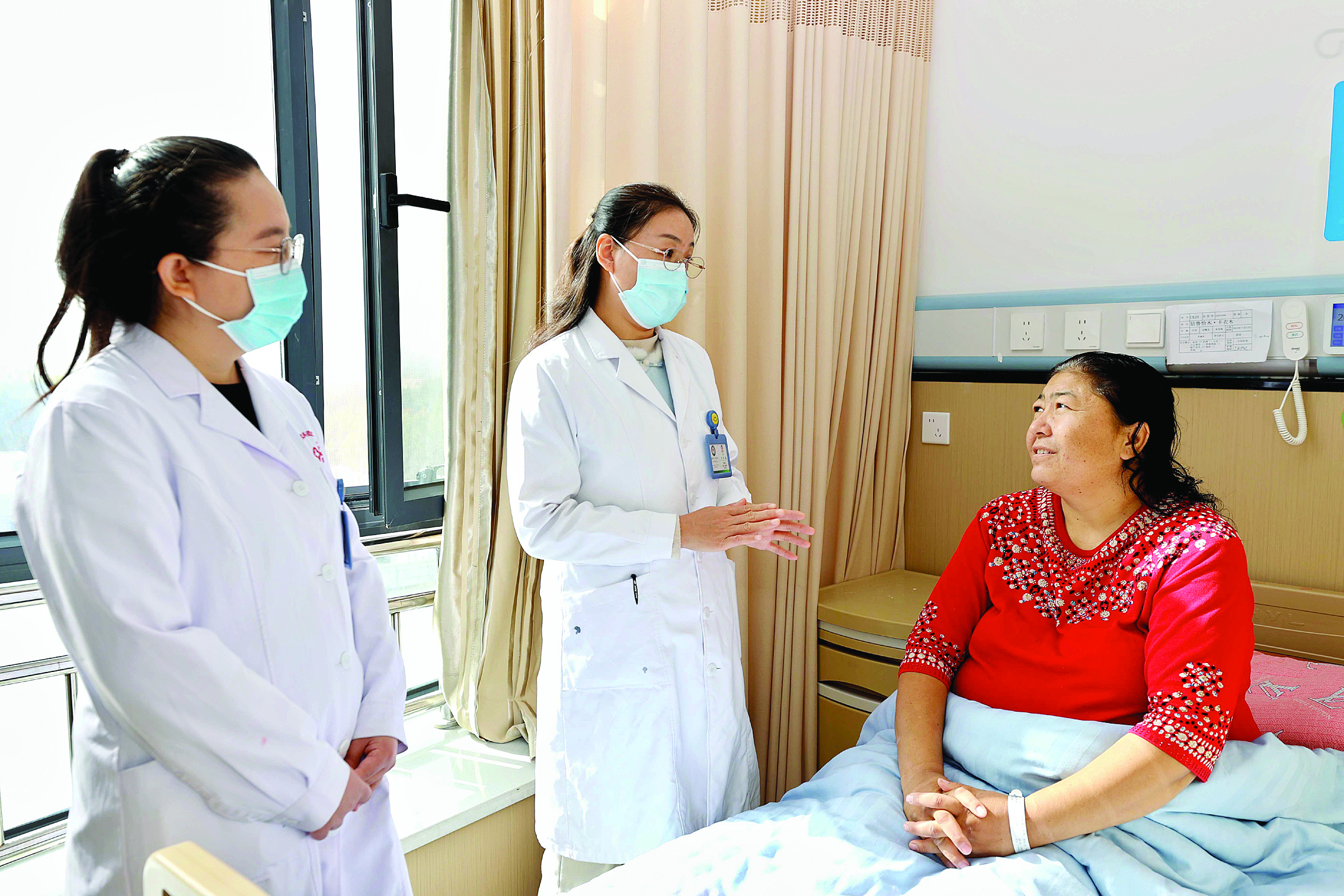     李枫光和患者交流。惠州日报记者李松权 摄