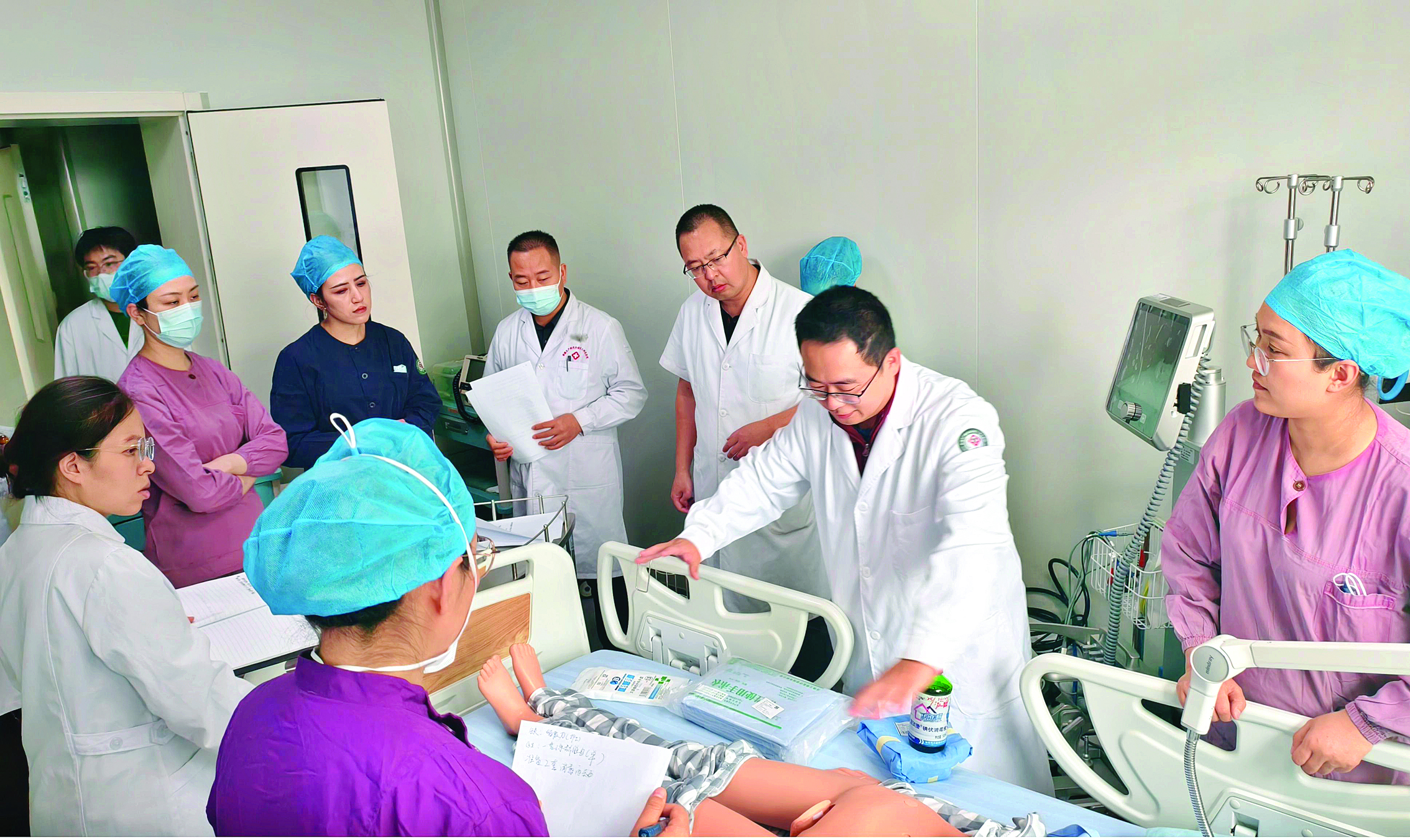    庄志辉（右一）带领ECMO团队开展演练。