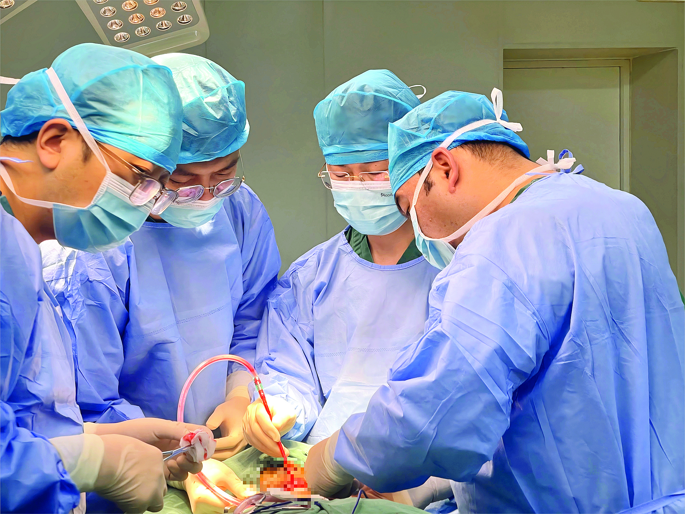     牛艳红（右二）在给患者做手术。