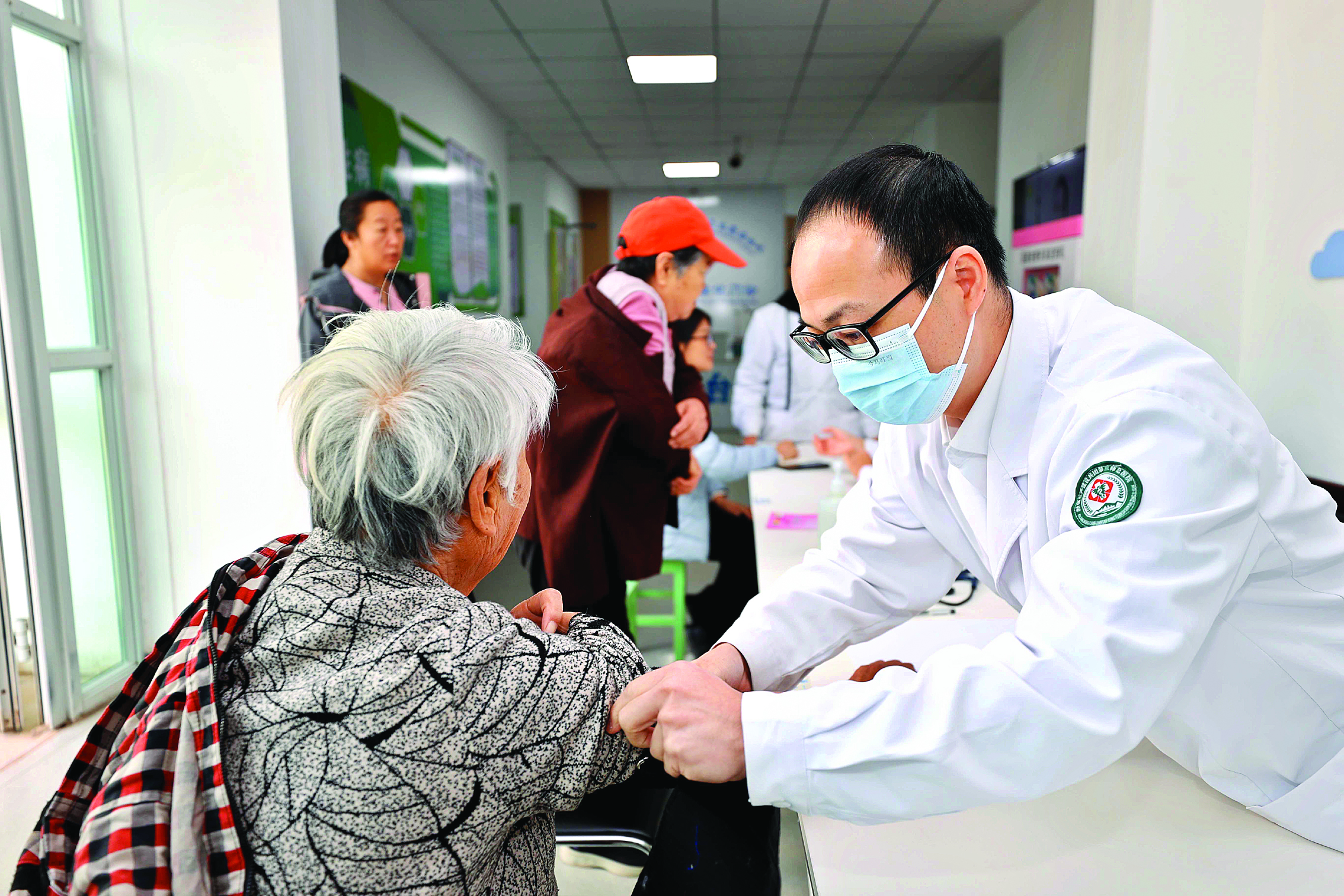     何灵峰到基层医院为当地群众义诊。惠州日报记者李松权 摄