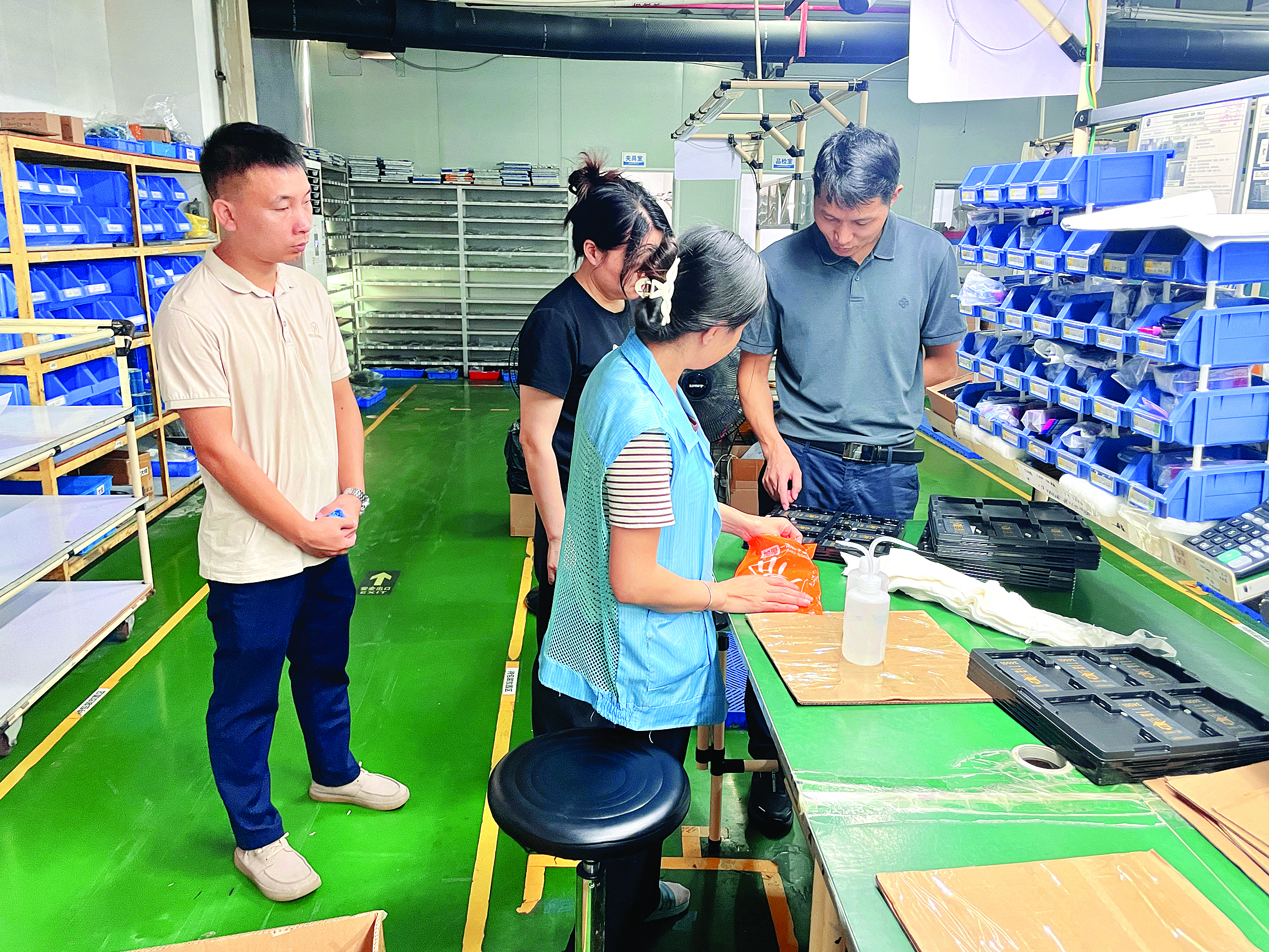     纪检监察干部到企业调研走访，开展惠企服务。